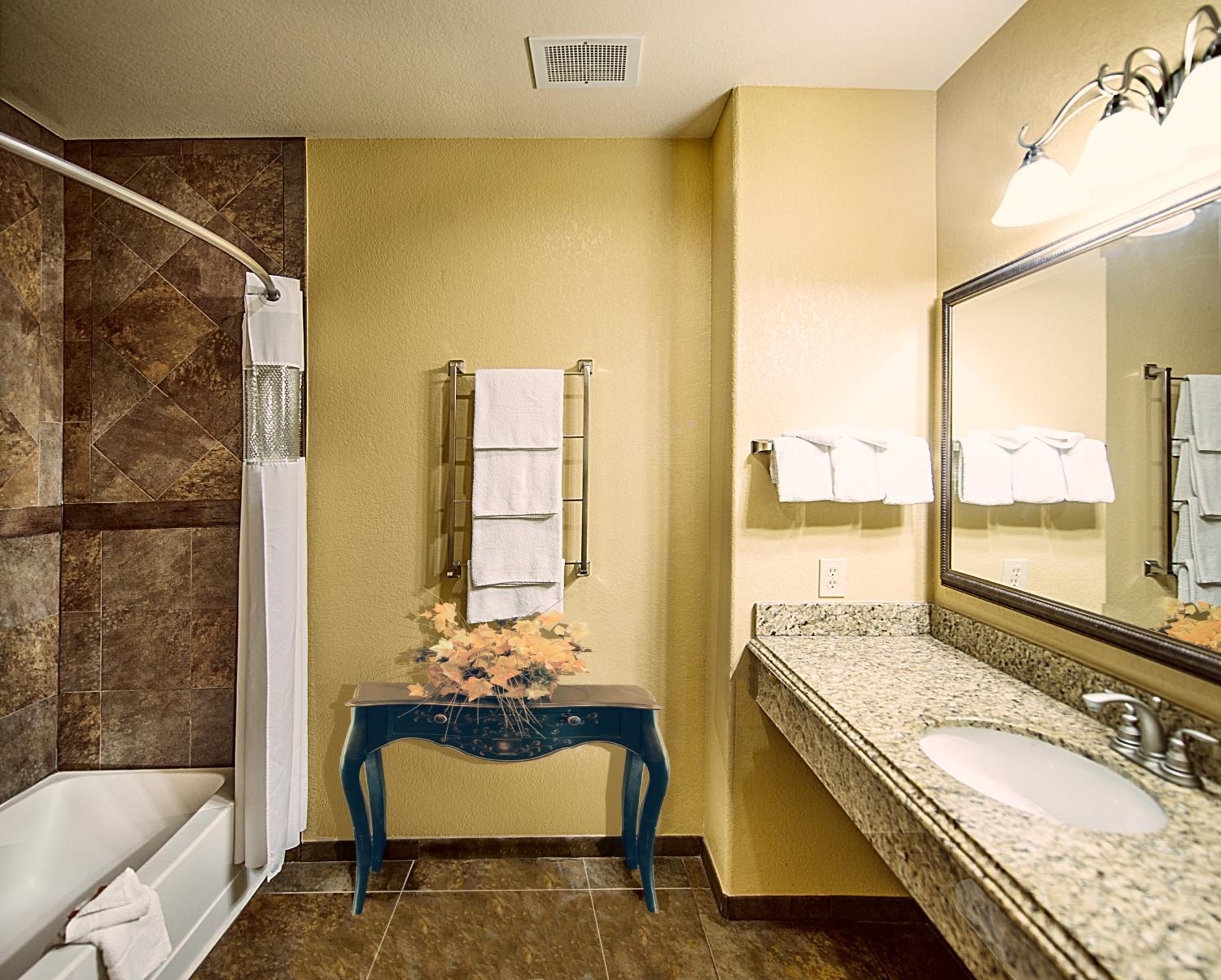 Two Queen Beds with Balcony or Patio and Lake View - Lower Floor - Photo 3