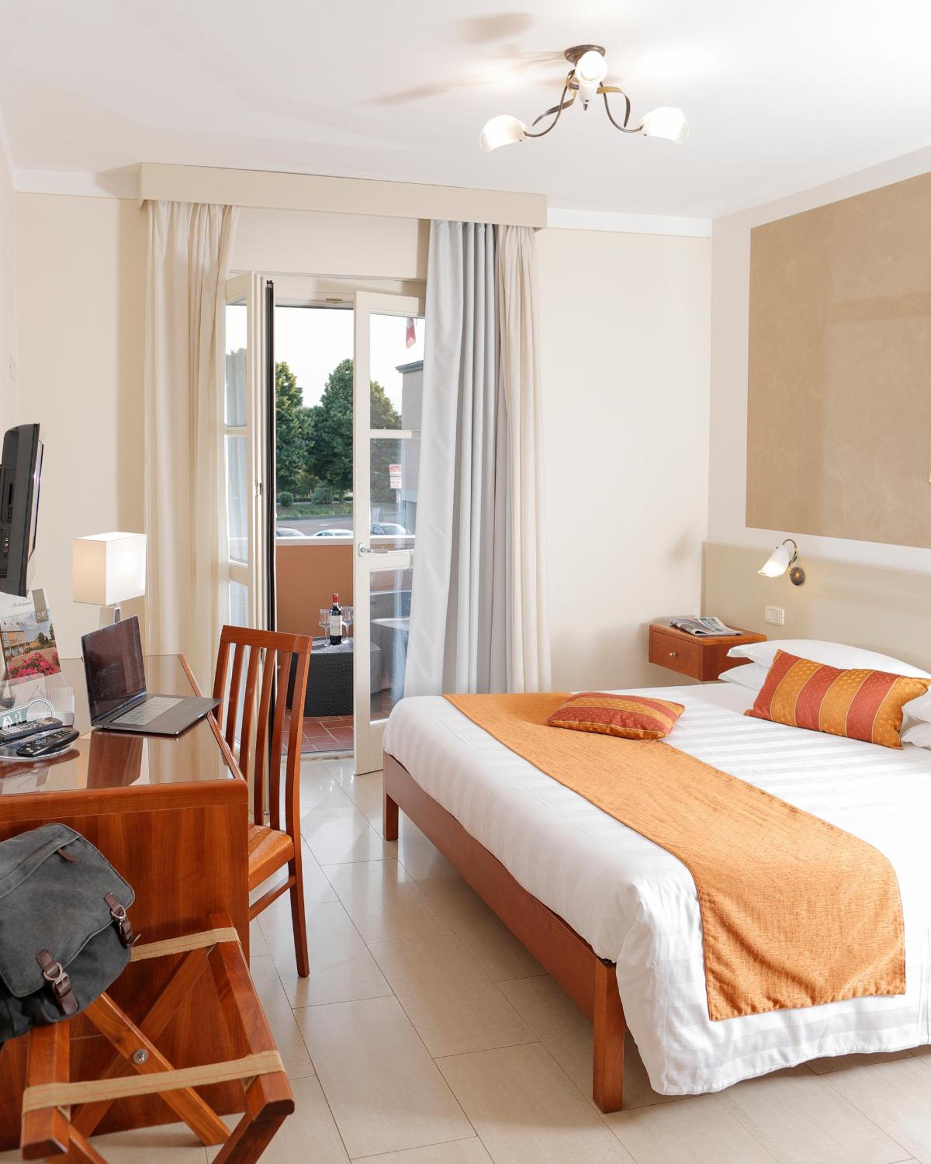 Superior Double Room with Balcony - Photo 1
