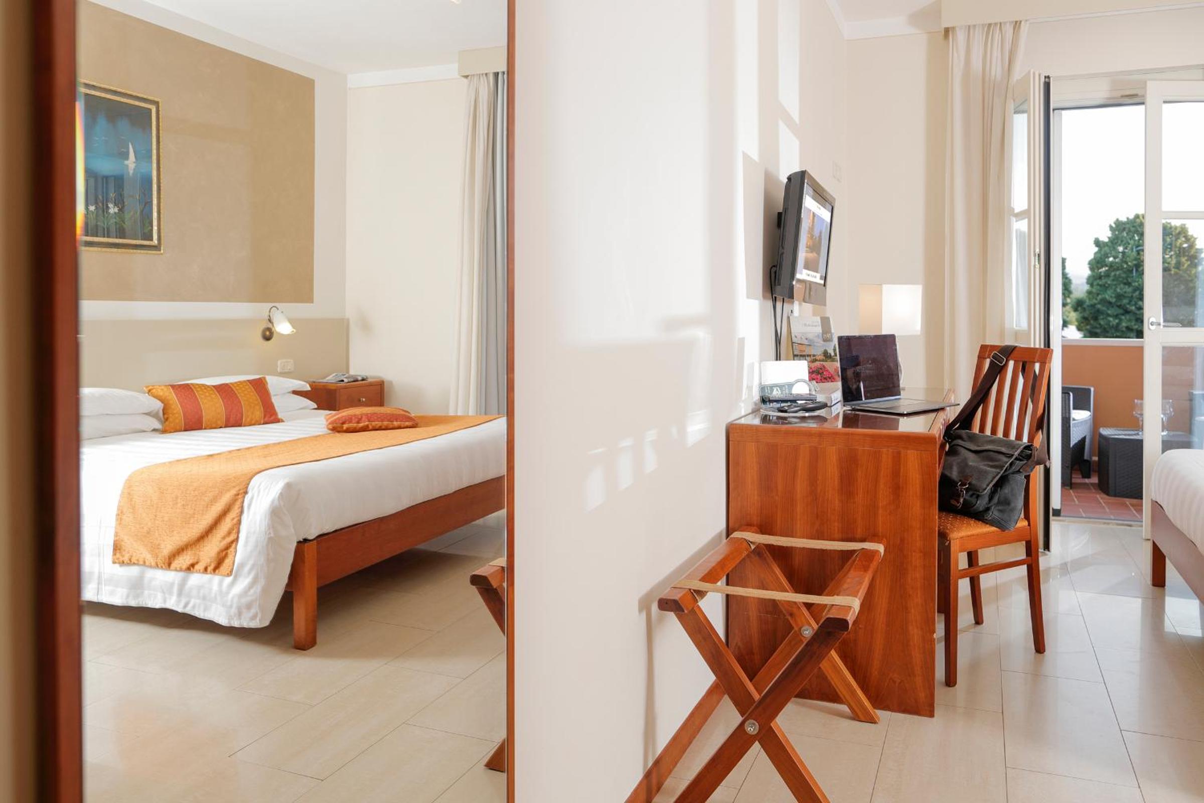 Superior Double Room with Balcony - Photo 13