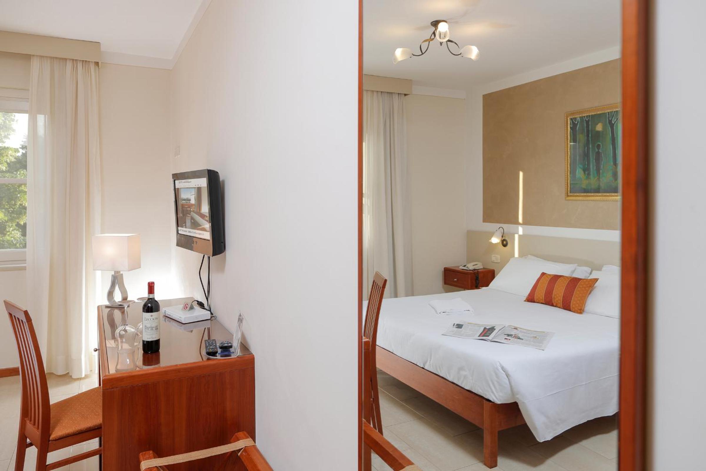 Superior Double Room with Balcony - Photo 10