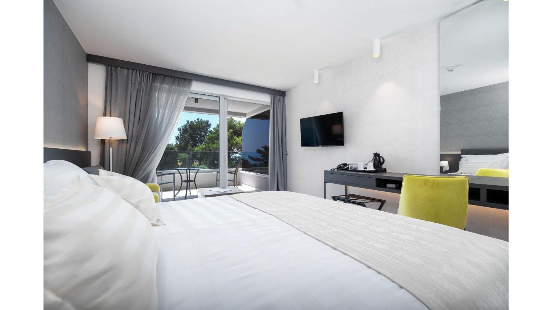 Deluxe Double Room with Balcony and Partial Sea View photo 2