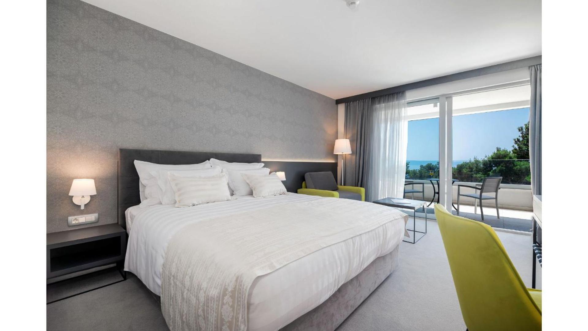 Habitación Doble con Balcón y Vista Parcial al Mar