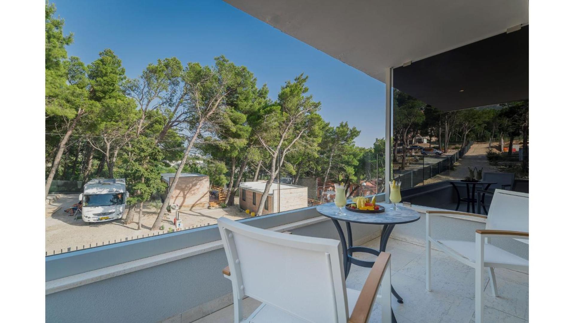 Deluxe Double Room with Balcony and Park View - Photo 18