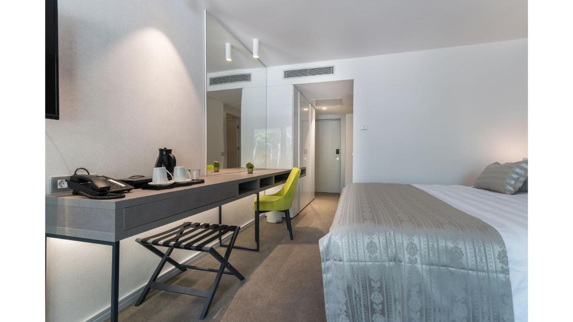 Deluxe Double Room with Balcony and Park View - Photo 23