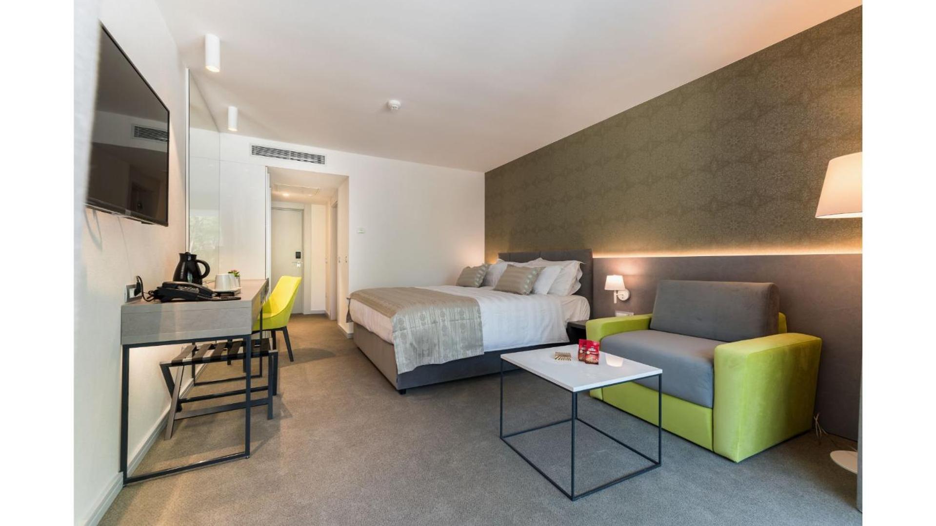 Deluxe Double Room with Balcony and Park View - Photo 25
