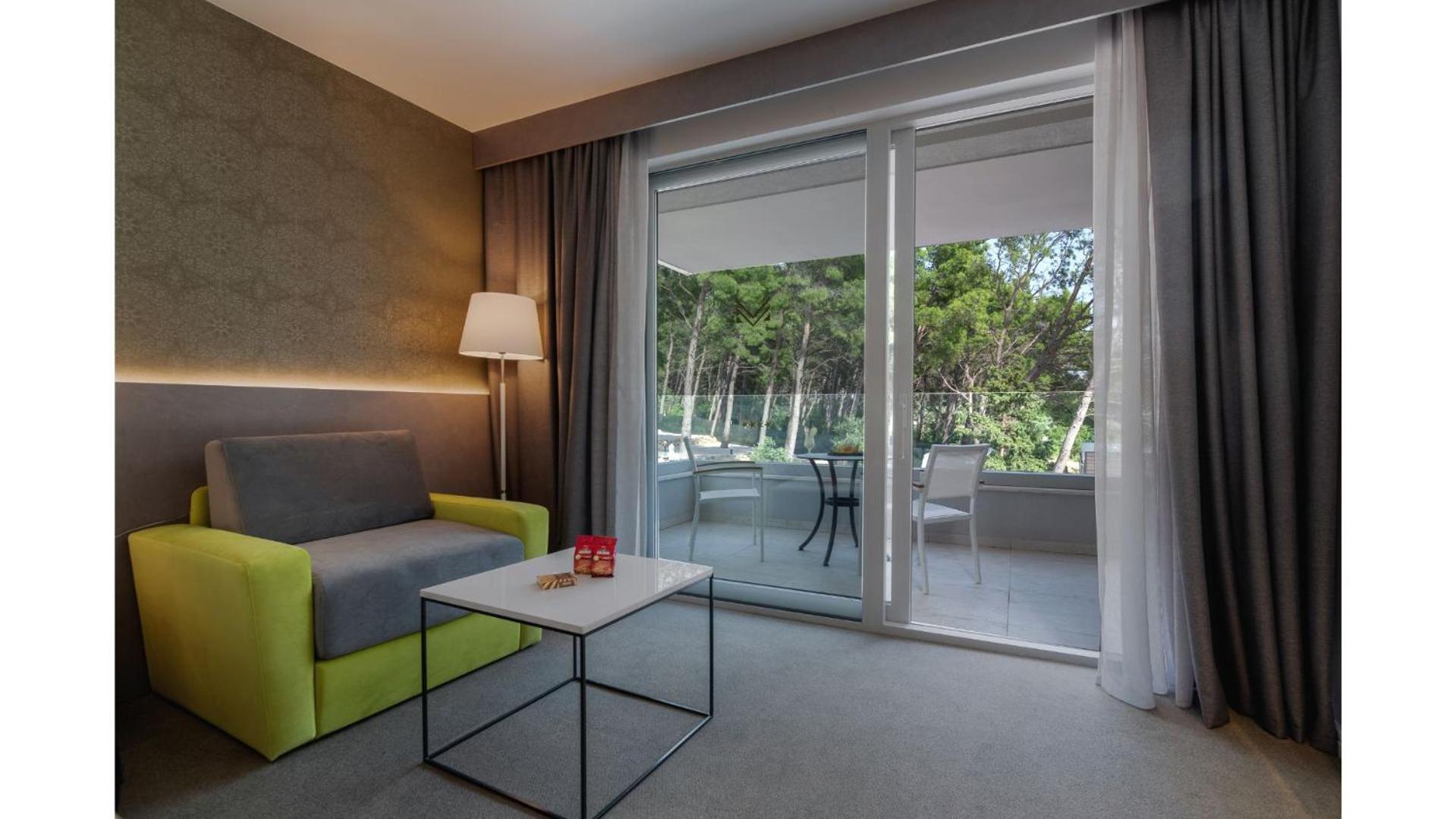 Deluxe Double Room with Balcony and Park View - Photo 20