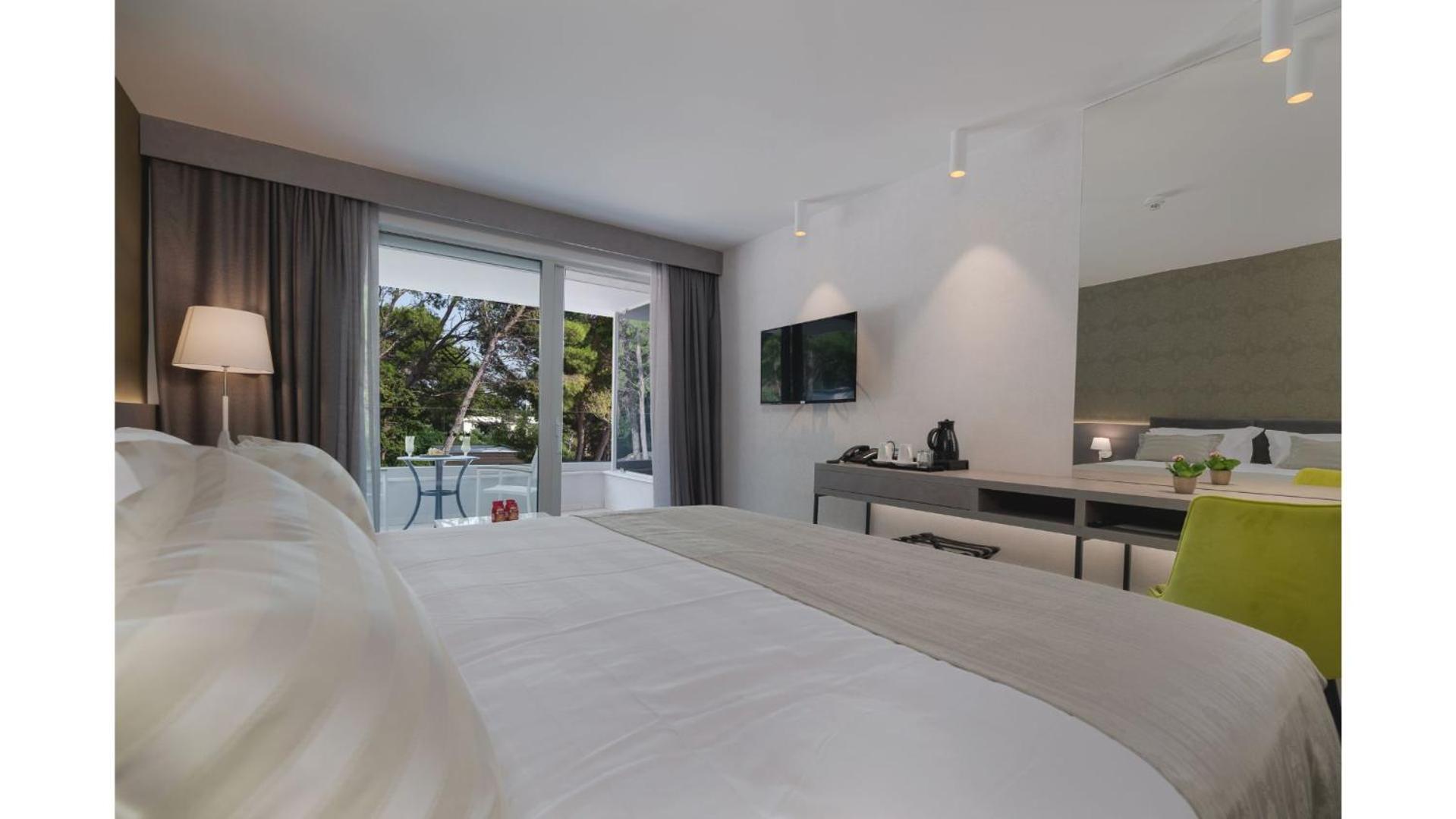 Deluxe Double Room with Balcony and Park View - Photo 14