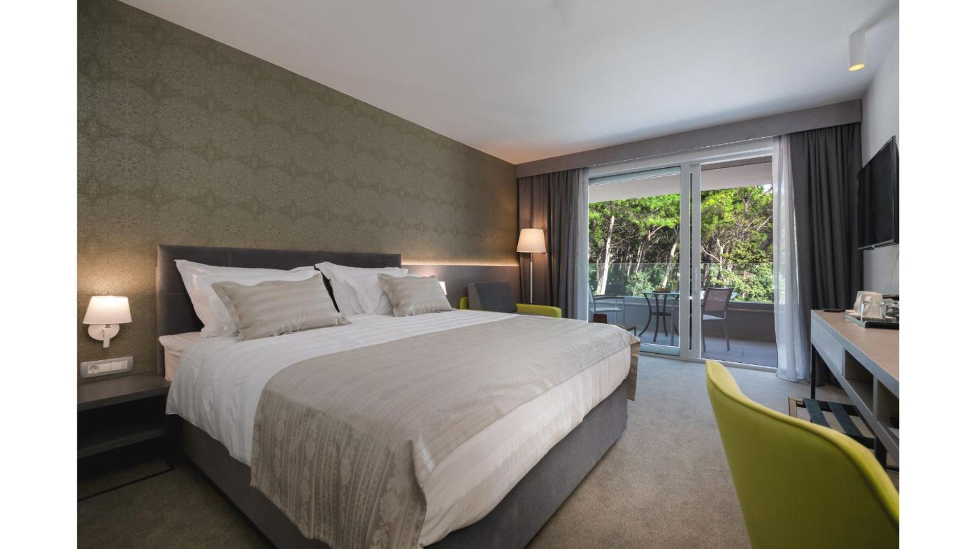 Deluxe Double Room with Balcony and Park View - Photo 24