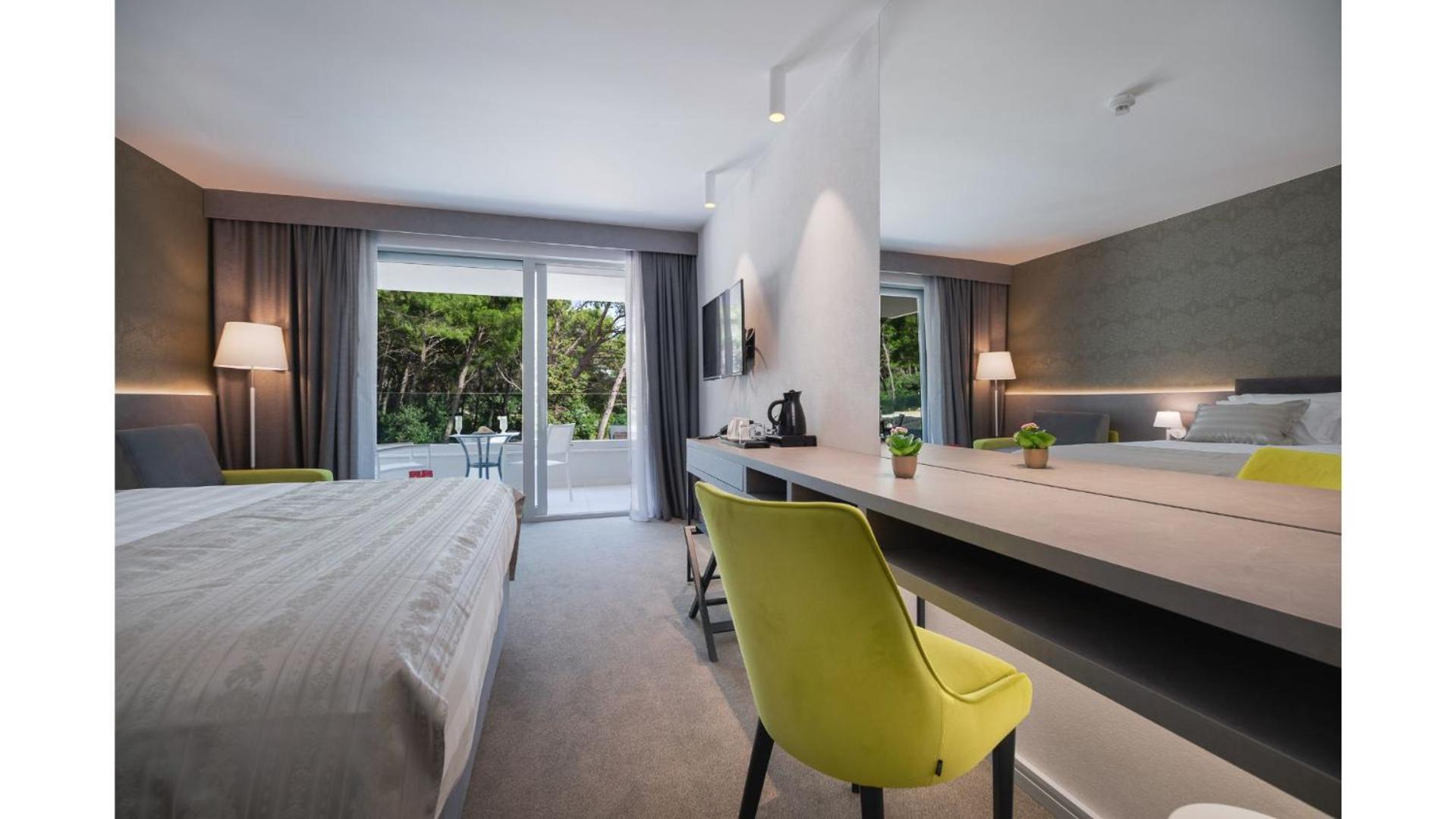 Deluxe Double Room with Balcony and Park View - Photo 22