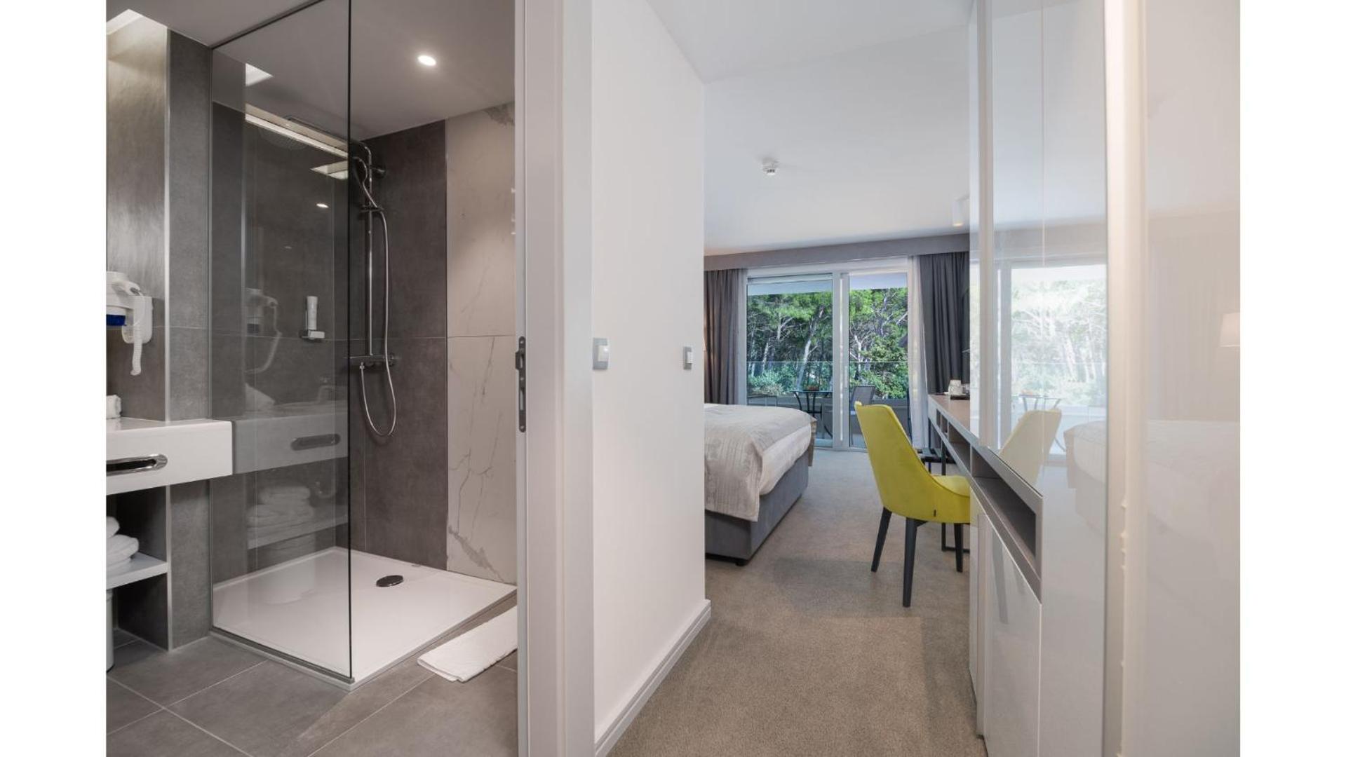 Deluxe Double Room with Balcony and Park View - Photo 21