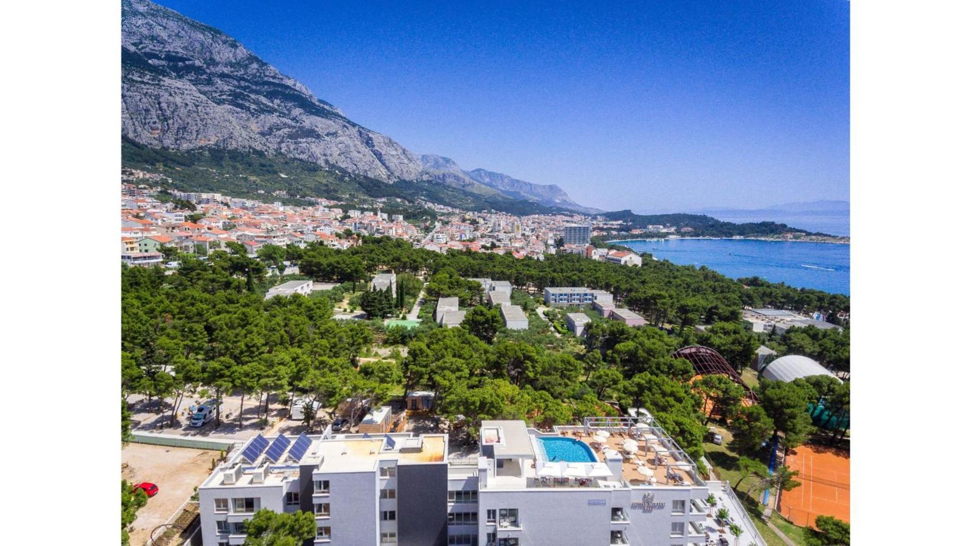 Deluxe Double Room with Balcony and Park View - Photo 12