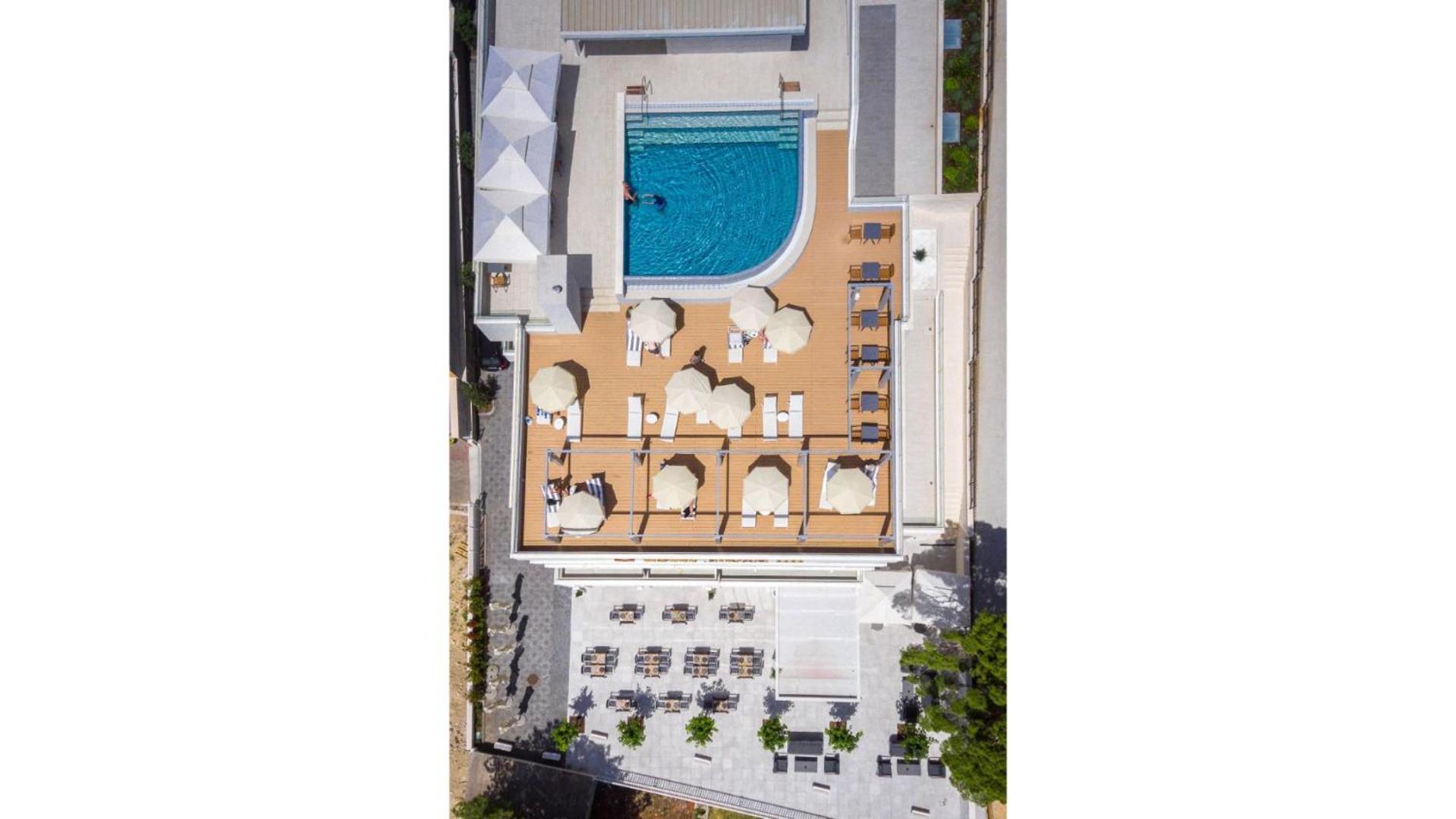 Deluxe Double Room with Balcony and Park View - Photo 13