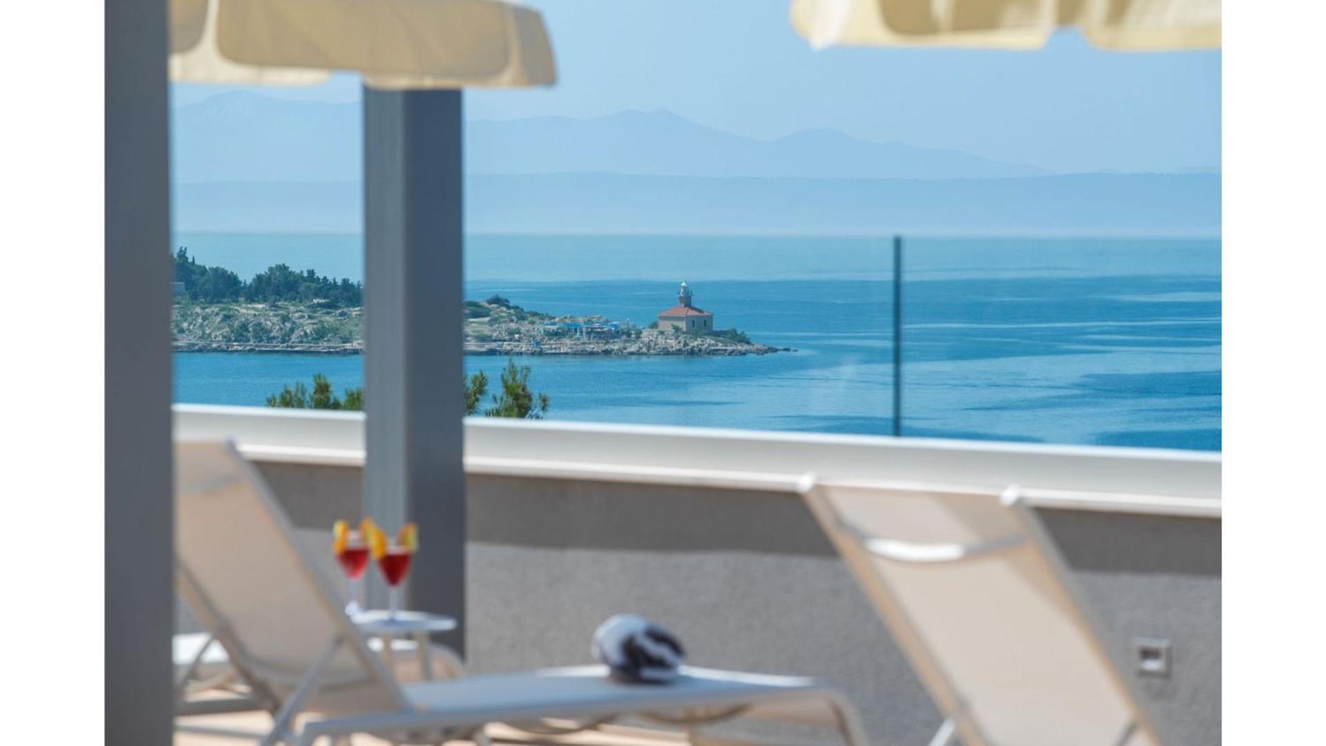 Deluxe Double Room with Balcony and Park View - Photo 11