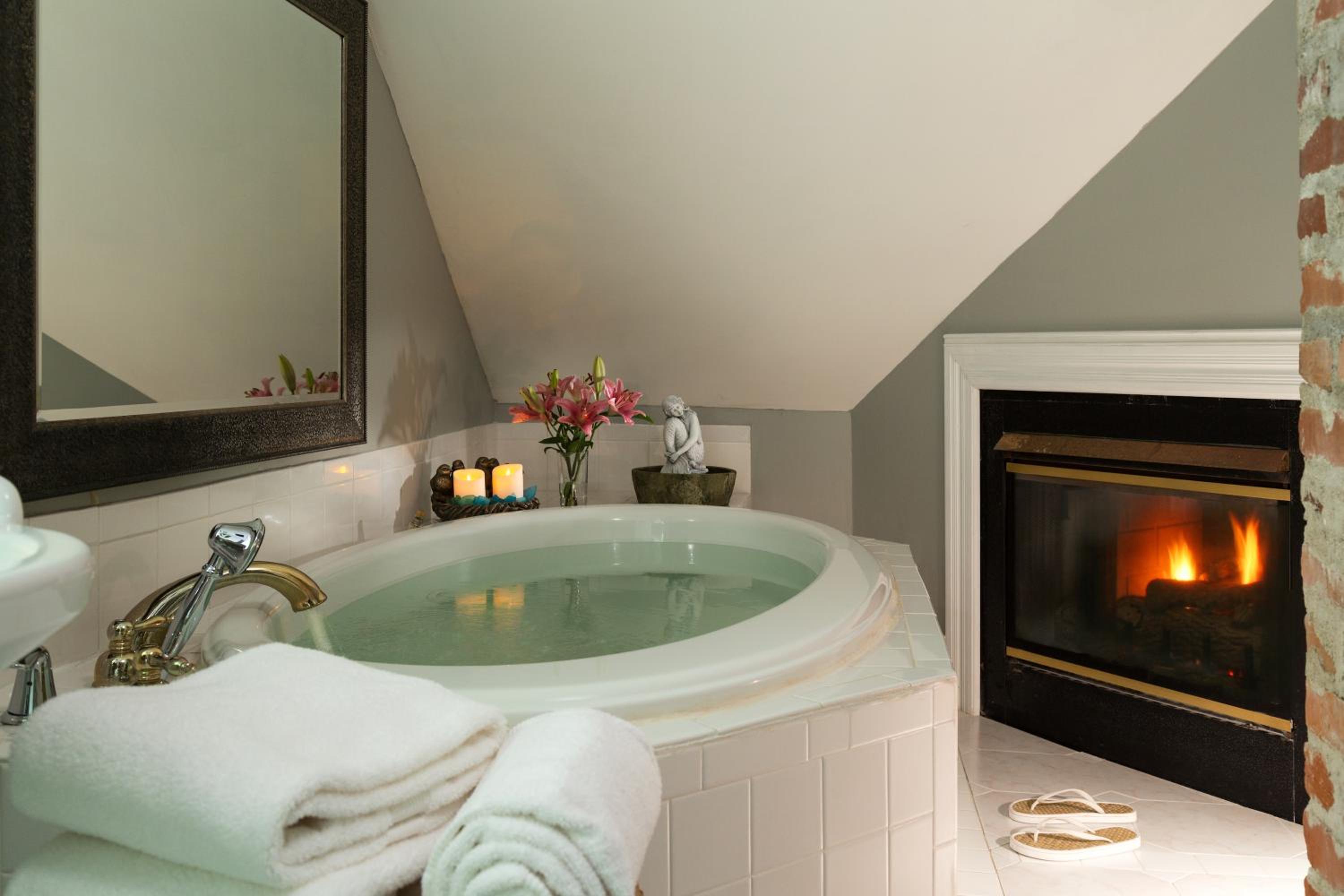 Deluxe King Room with Spa Bath photo 2