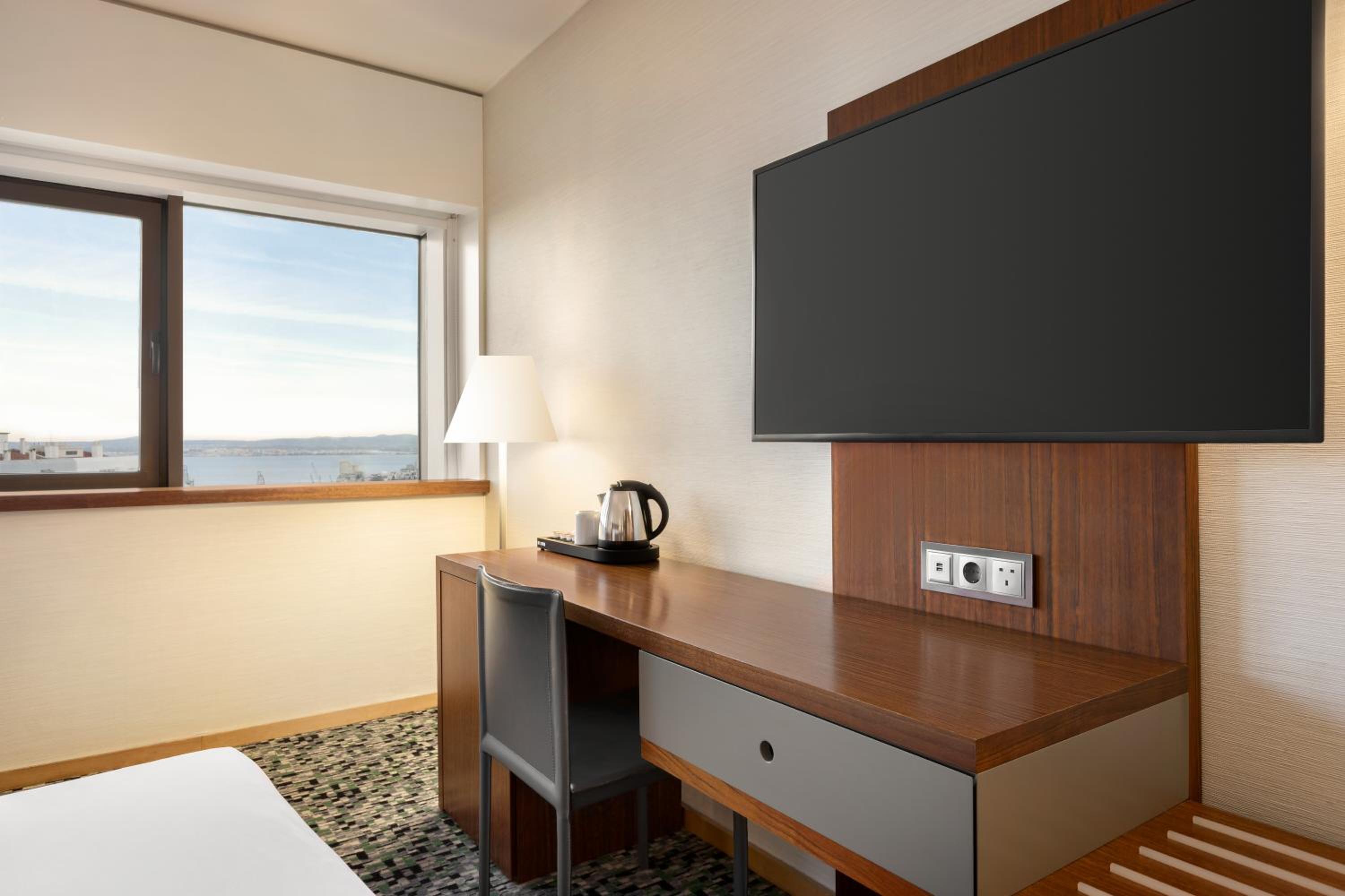 Superior Queen Room with One Queen Bed and River View - Non-Smoking - Photo 4