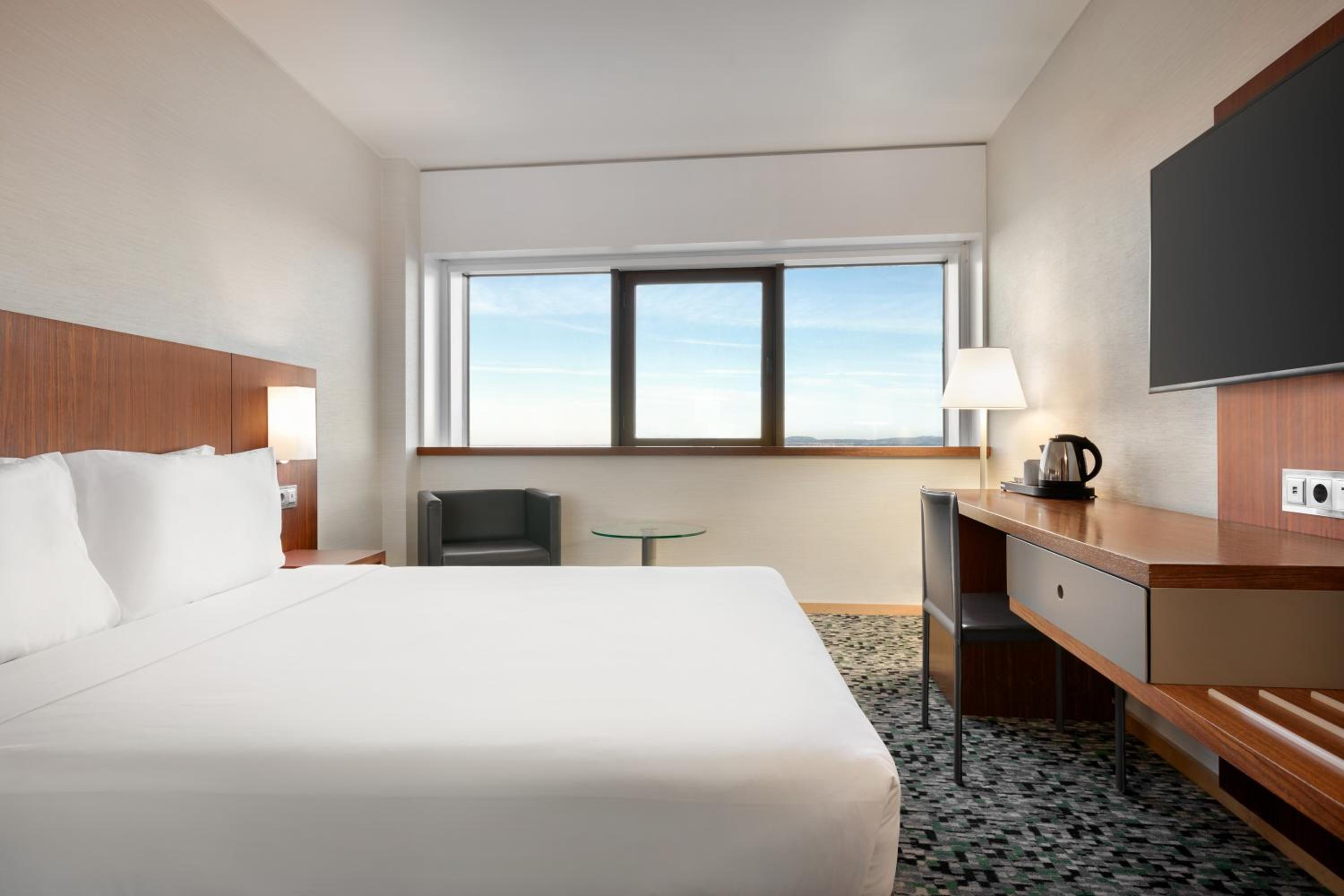 Superior Queen Room with One Queen Bed and River View - Non-Smoking - Photo 3