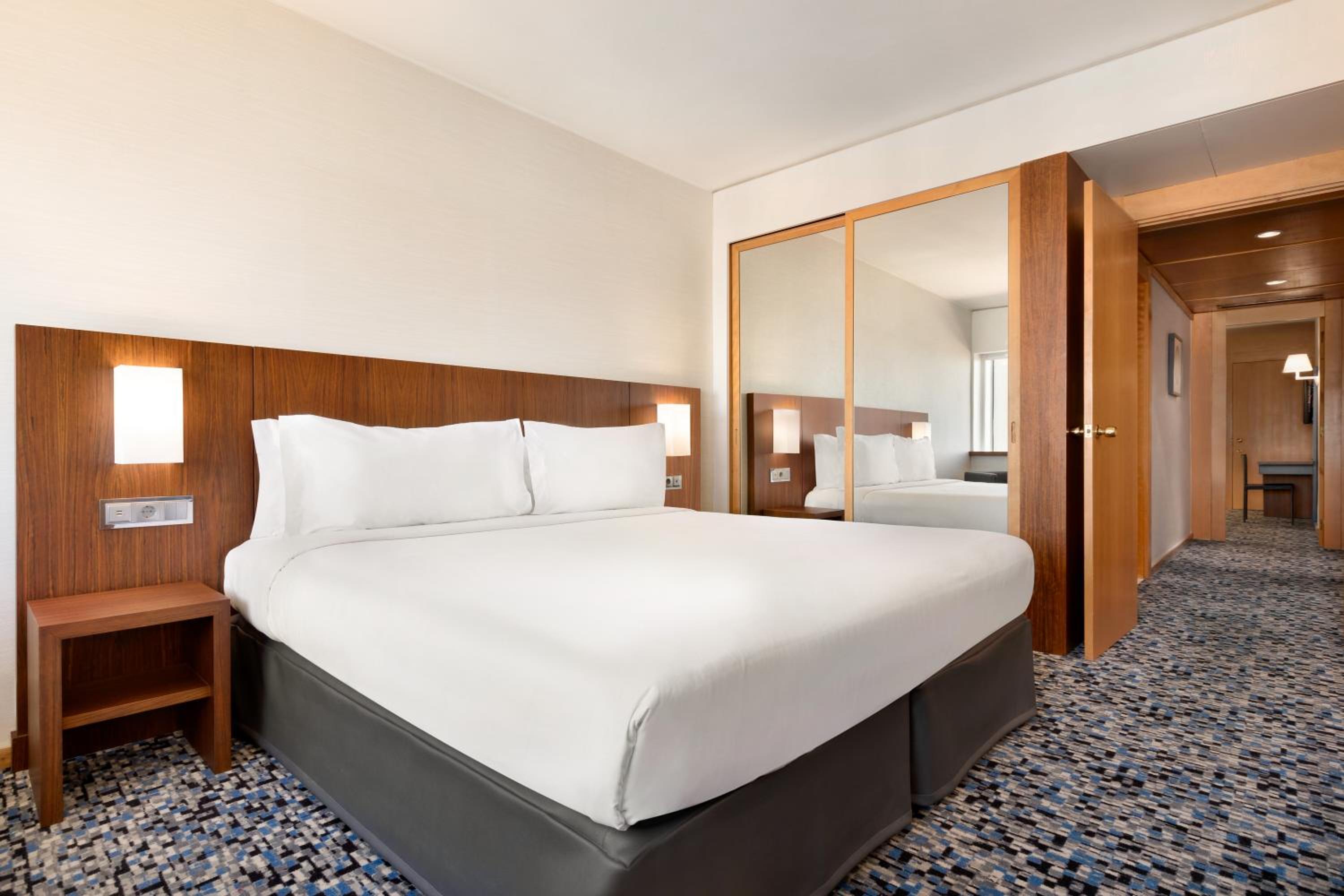 King Suite with River View - Non-Smoking - Photo 1