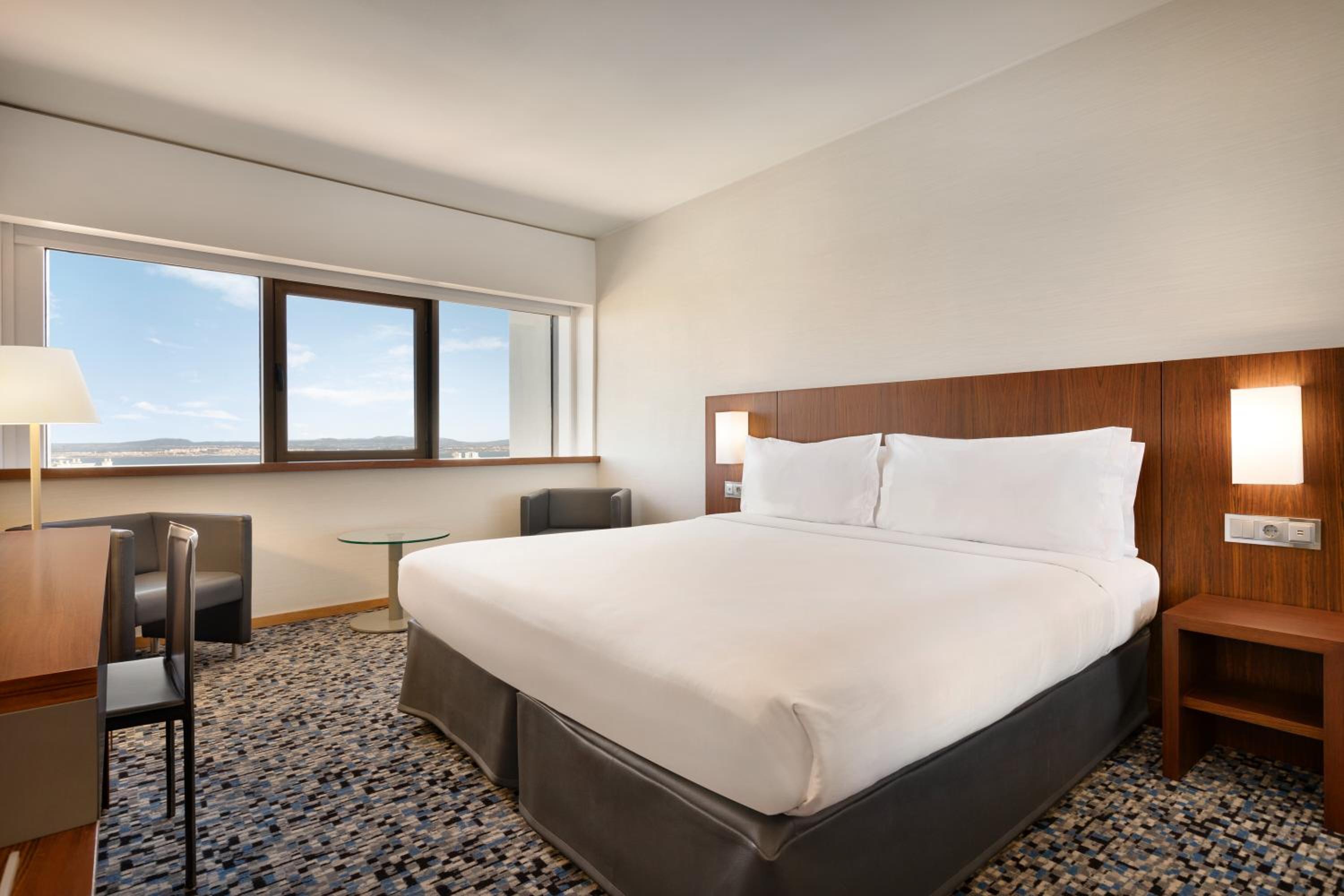 Superior Queen Room with One Queen Bed and River View - Non-Smoking - Photo 1