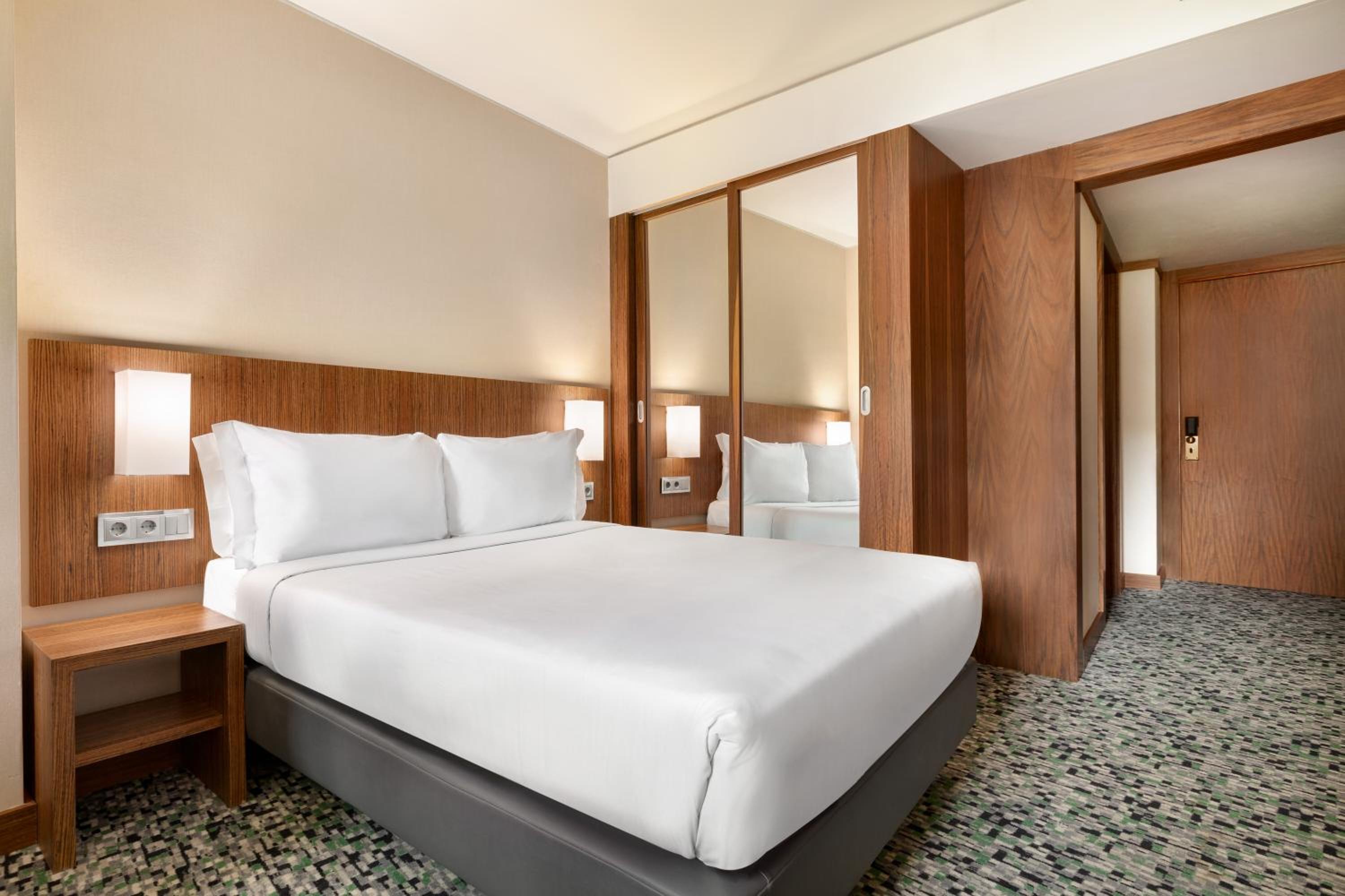 Superior Queen Room with One Queen Bed and River View - Non-Smoking - Photo 6