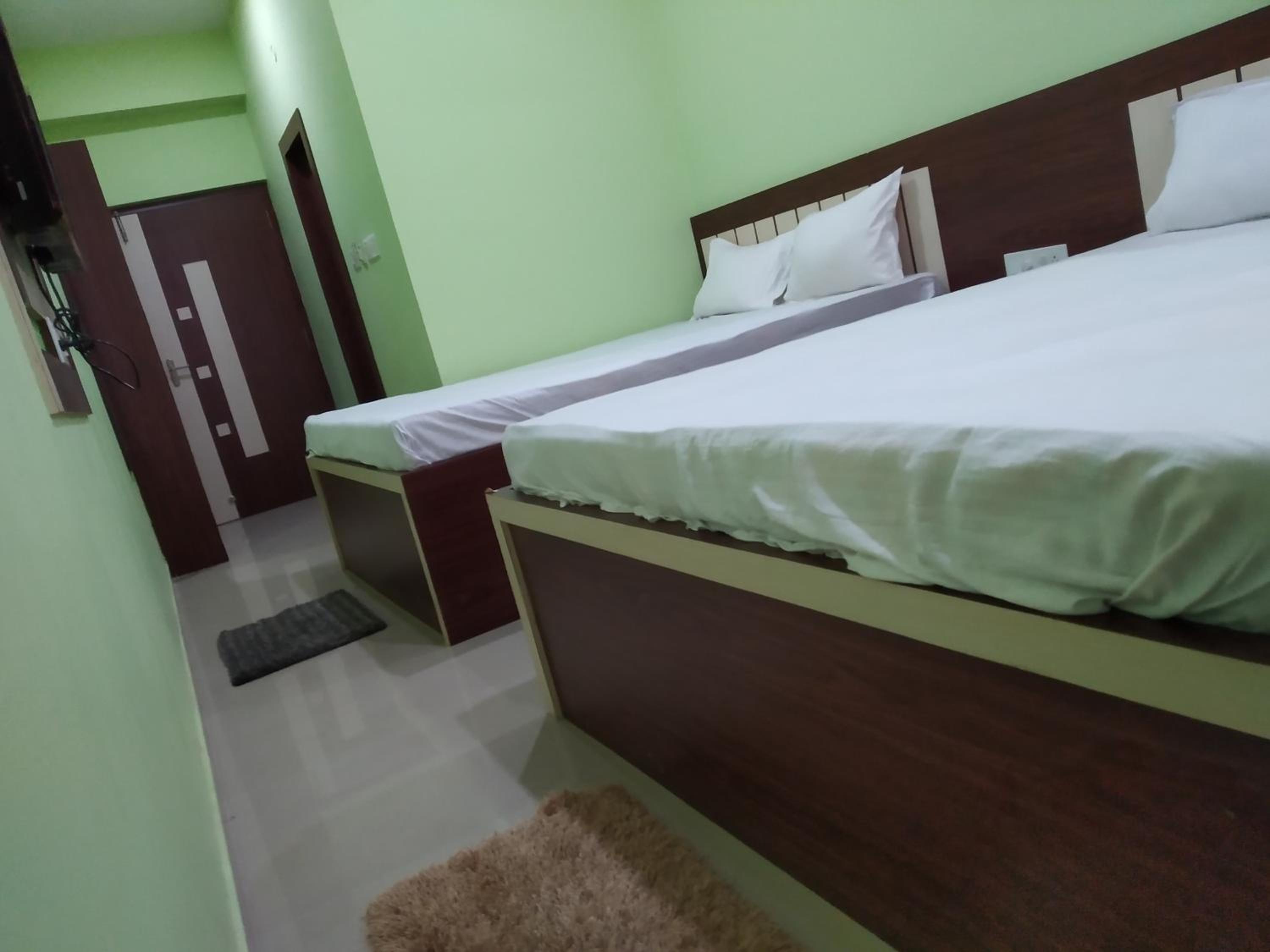 Standard Queen Room with Two Queen Beds- Non AC photo 2