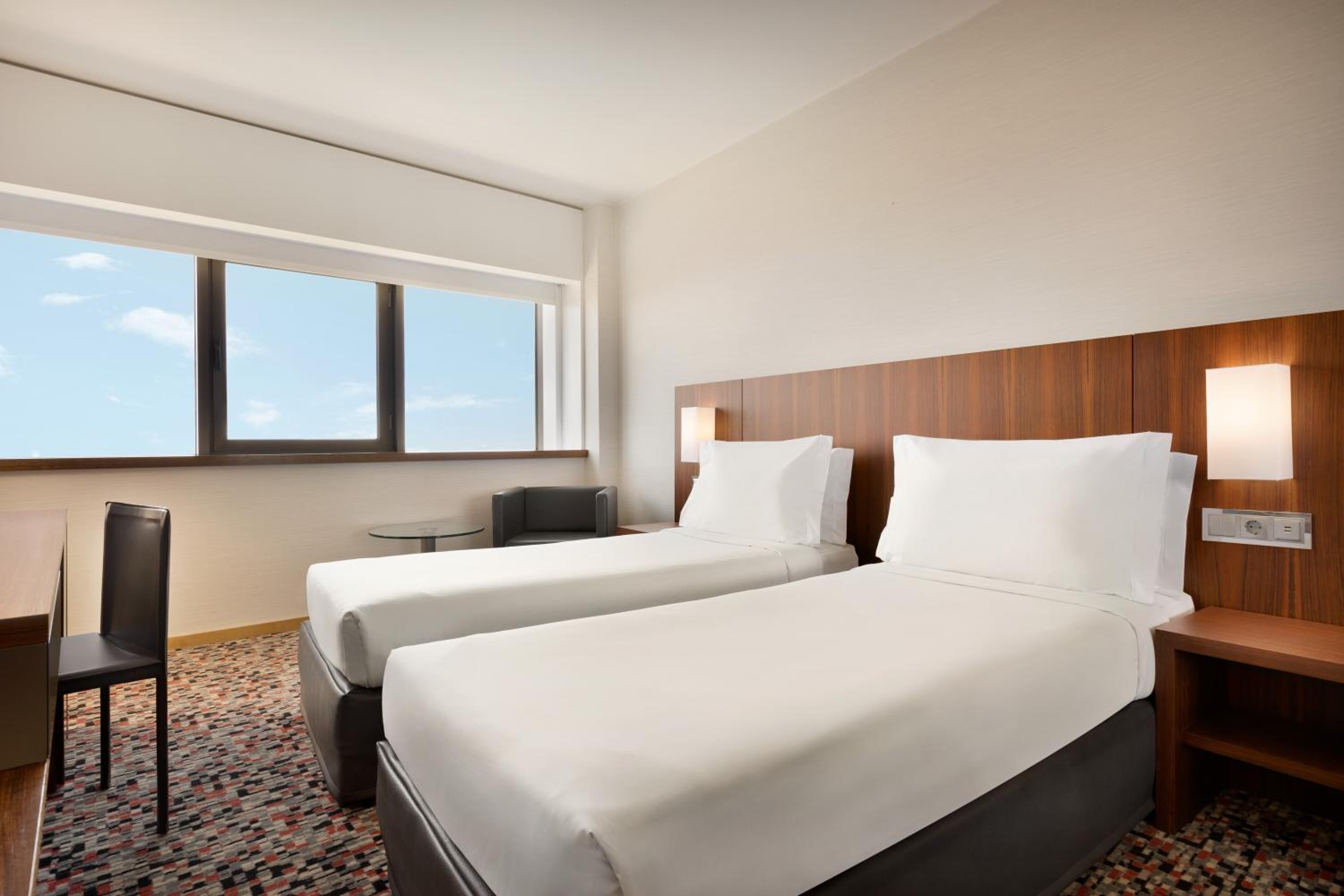 Twin Room with City View - Non-Smoking - Photo 4