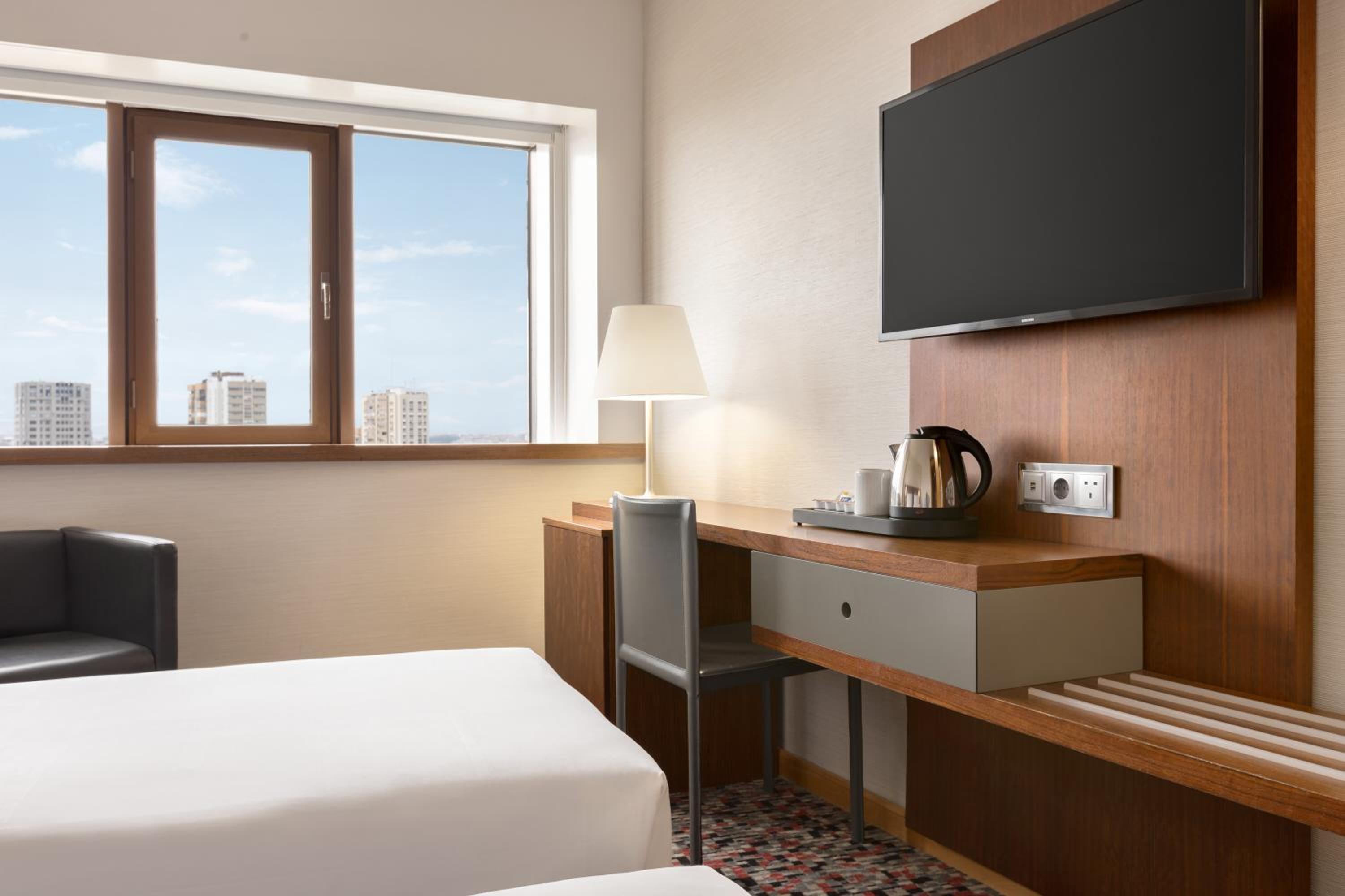 Twin Room with City View - Non-Smoking - Photo 3