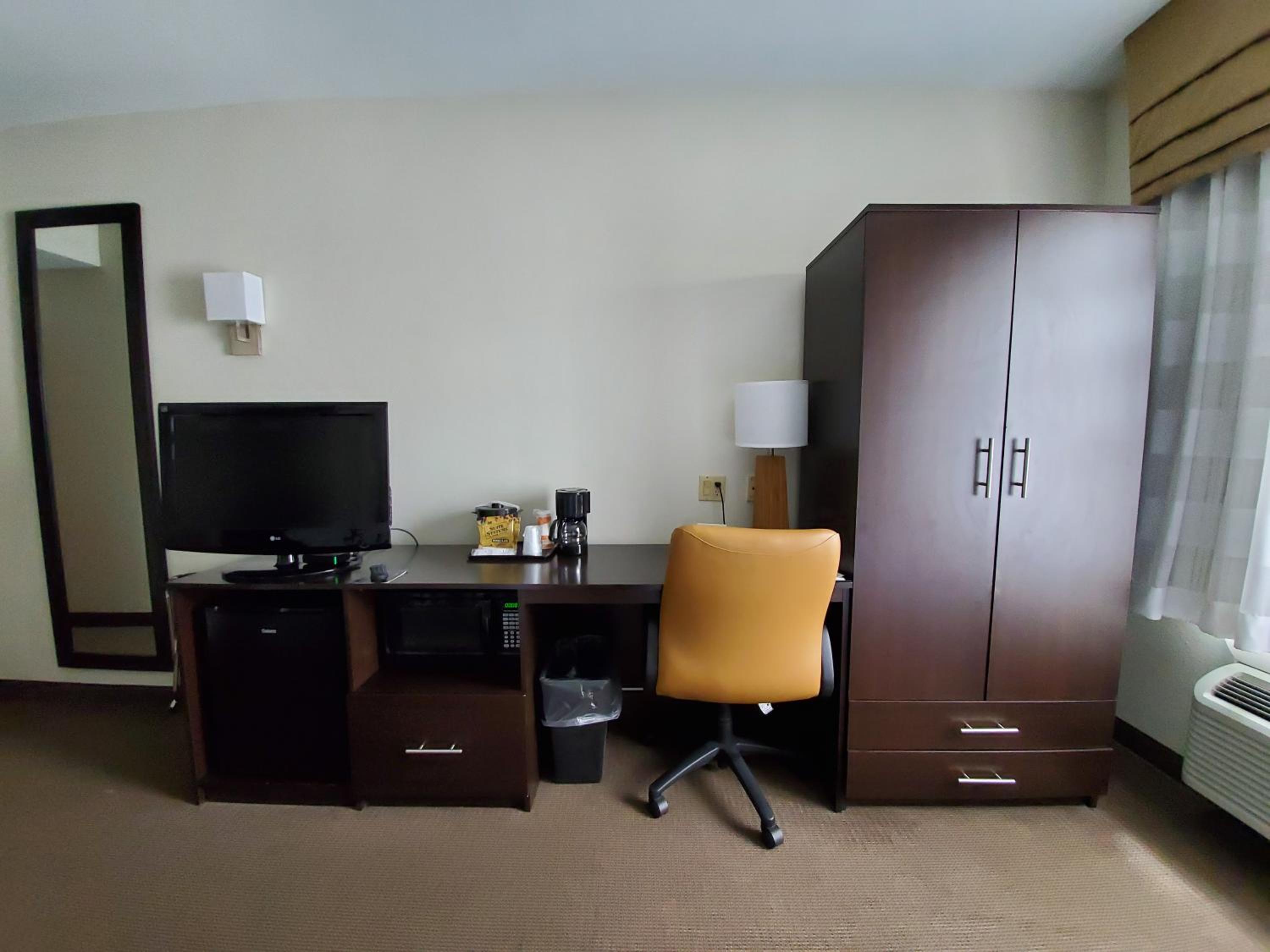 Standard Queen Room with Two Queen Beds - Non-Smoking - Photo 3