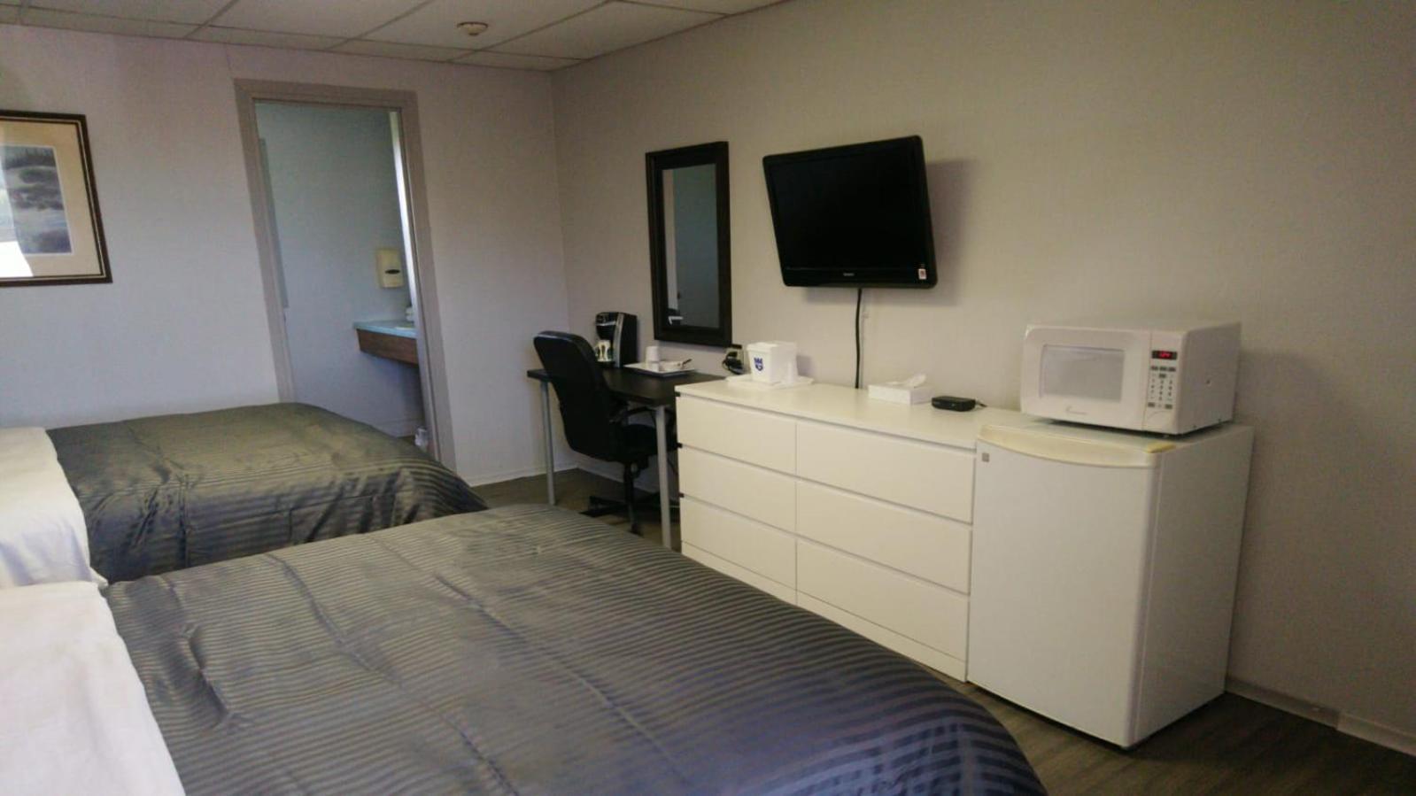 Queen Room with Two Queen Beds - Non-Smoking photo 1