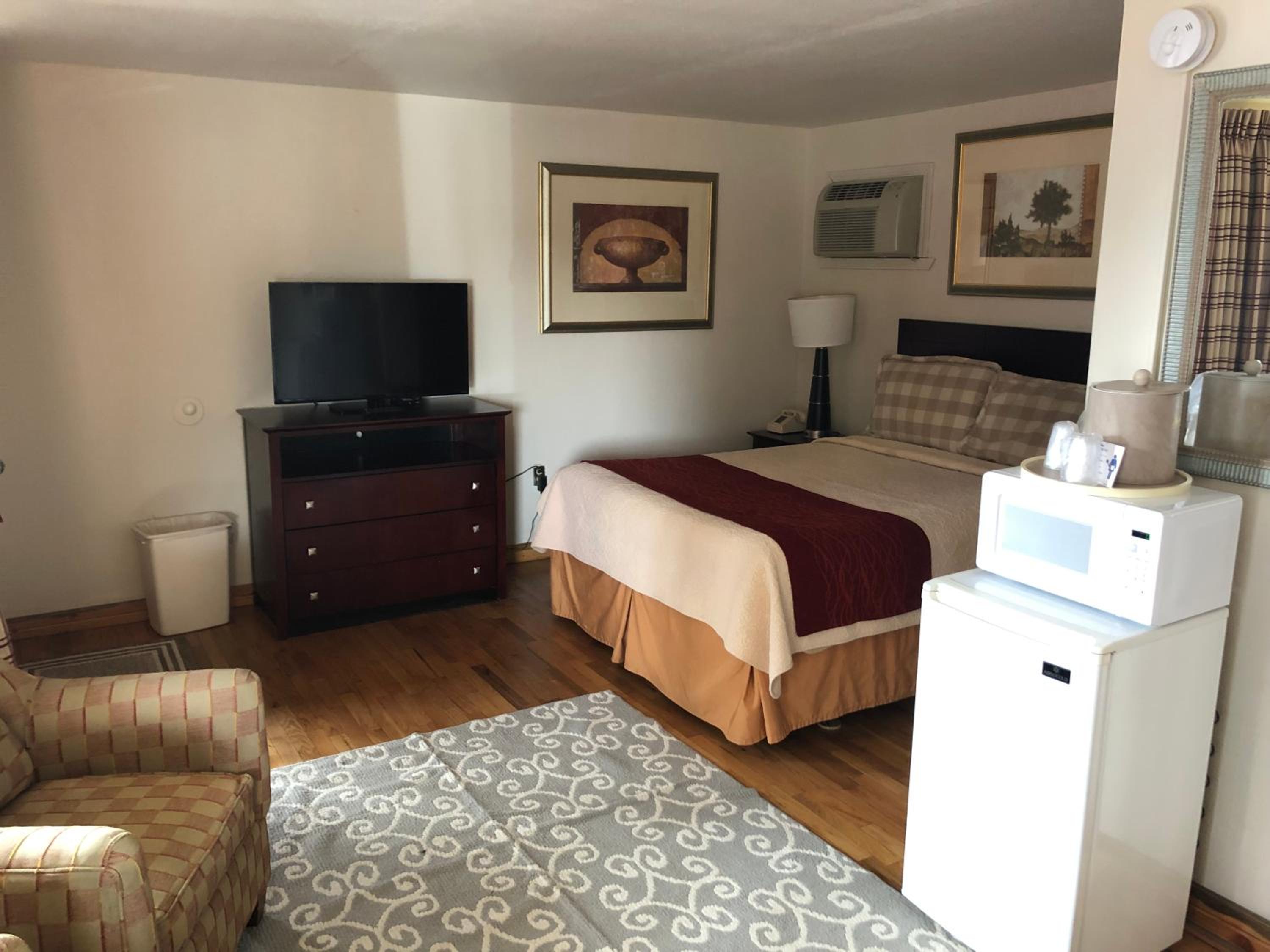 Standard Room with Two Queen Beds - Photo 3