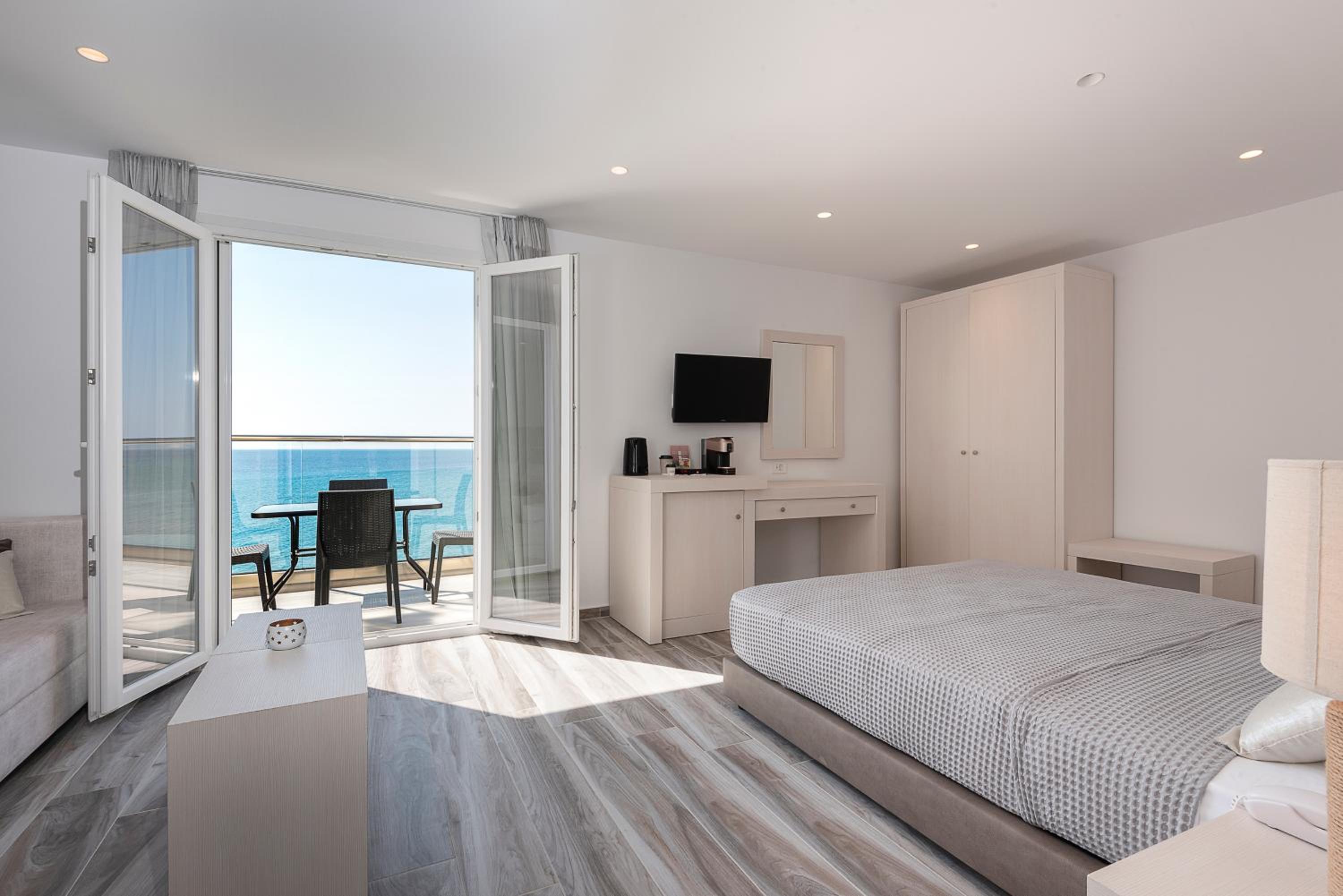 Deluxe Family Suite with Front Sea View photo 1