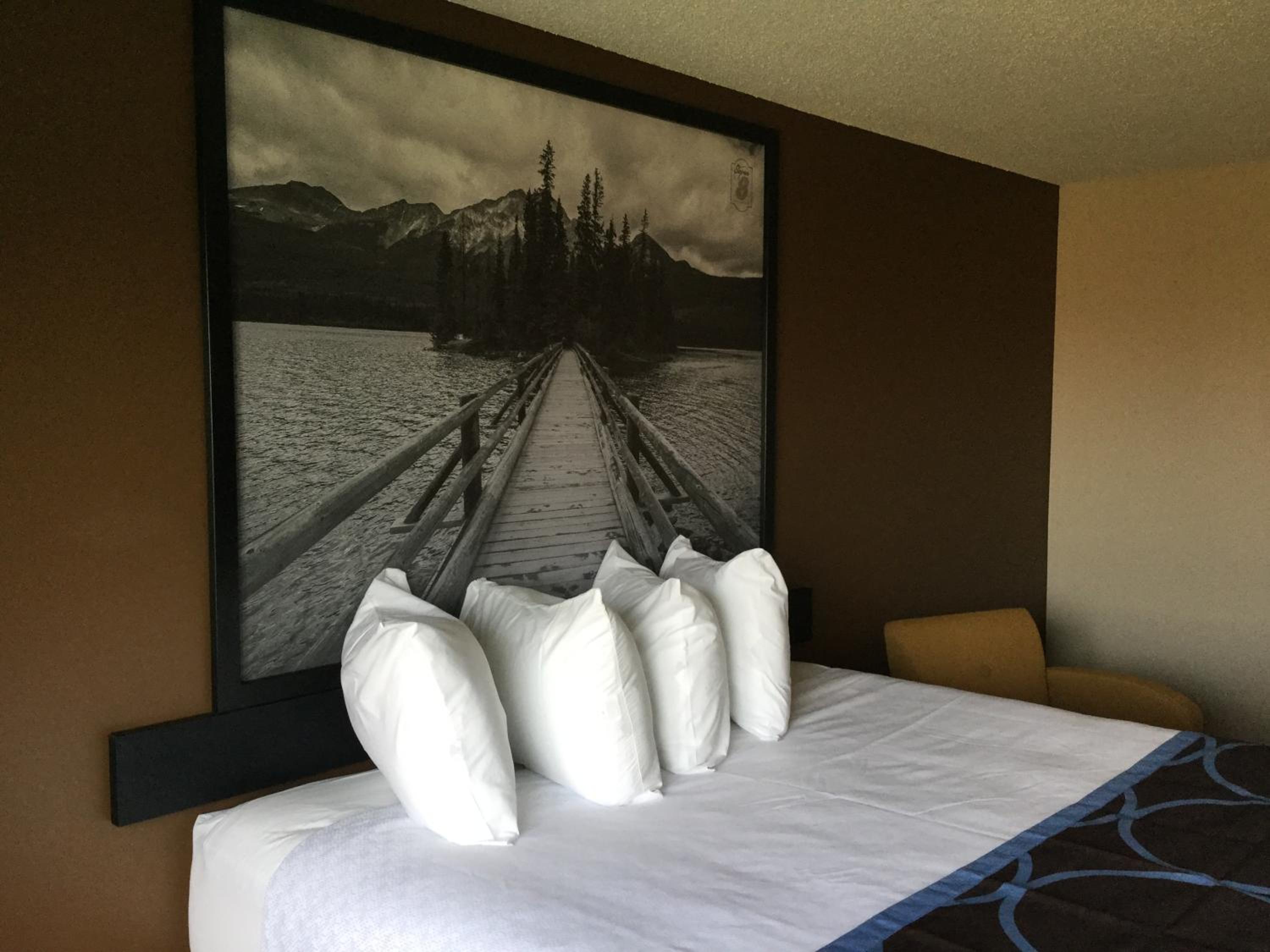 King Room - Non-Smoking - Photo 9