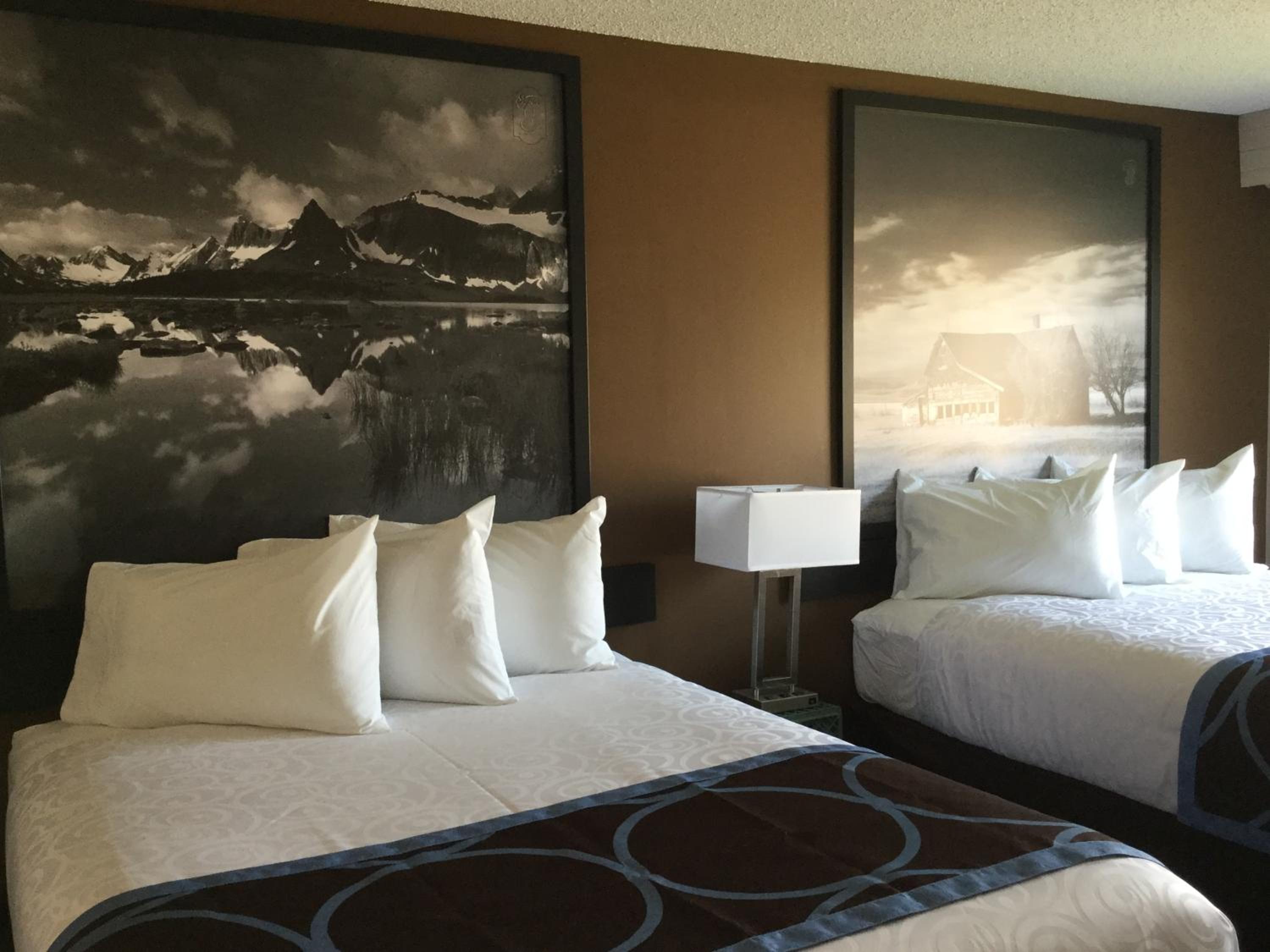 Queen Room with Two Queen Beds - Non-Smoking - Photo 4