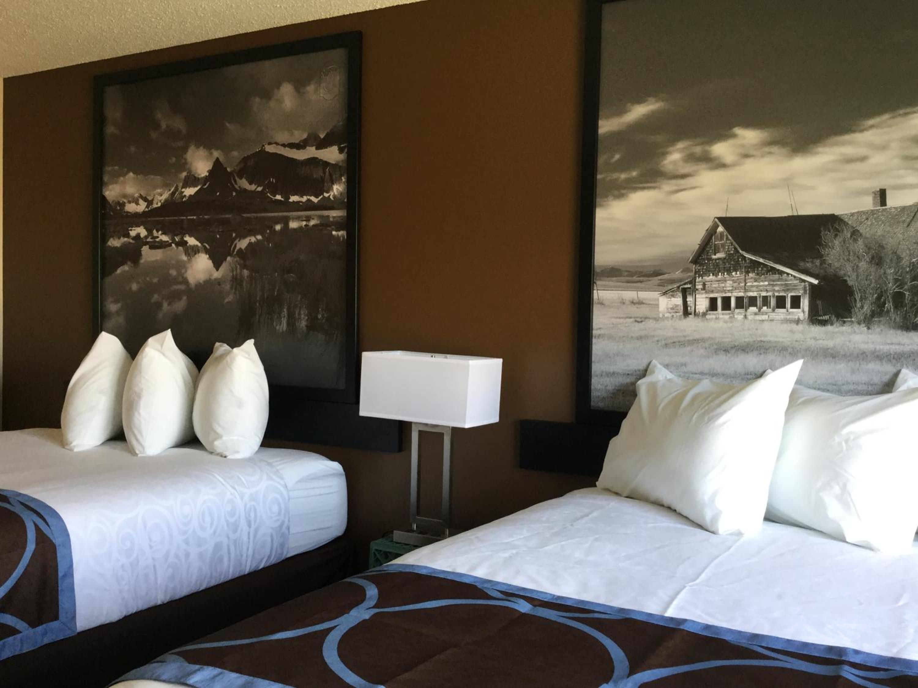 Queen Room with Two Queen Beds - Non-Smoking - Photo 3