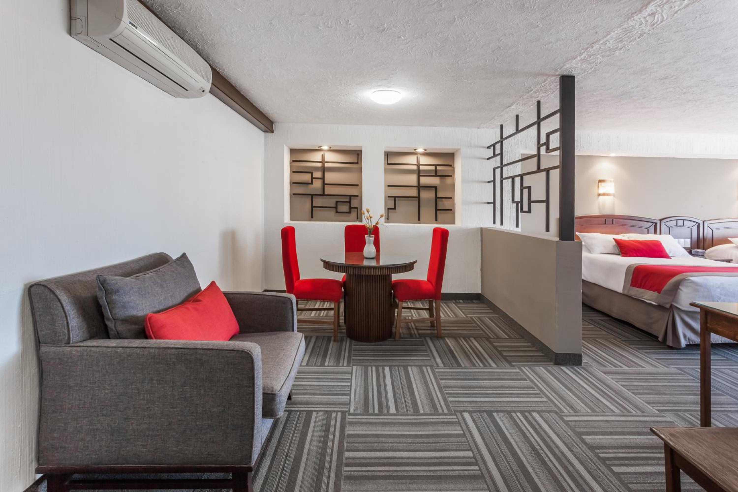 Deluxe Suite - Photo 9