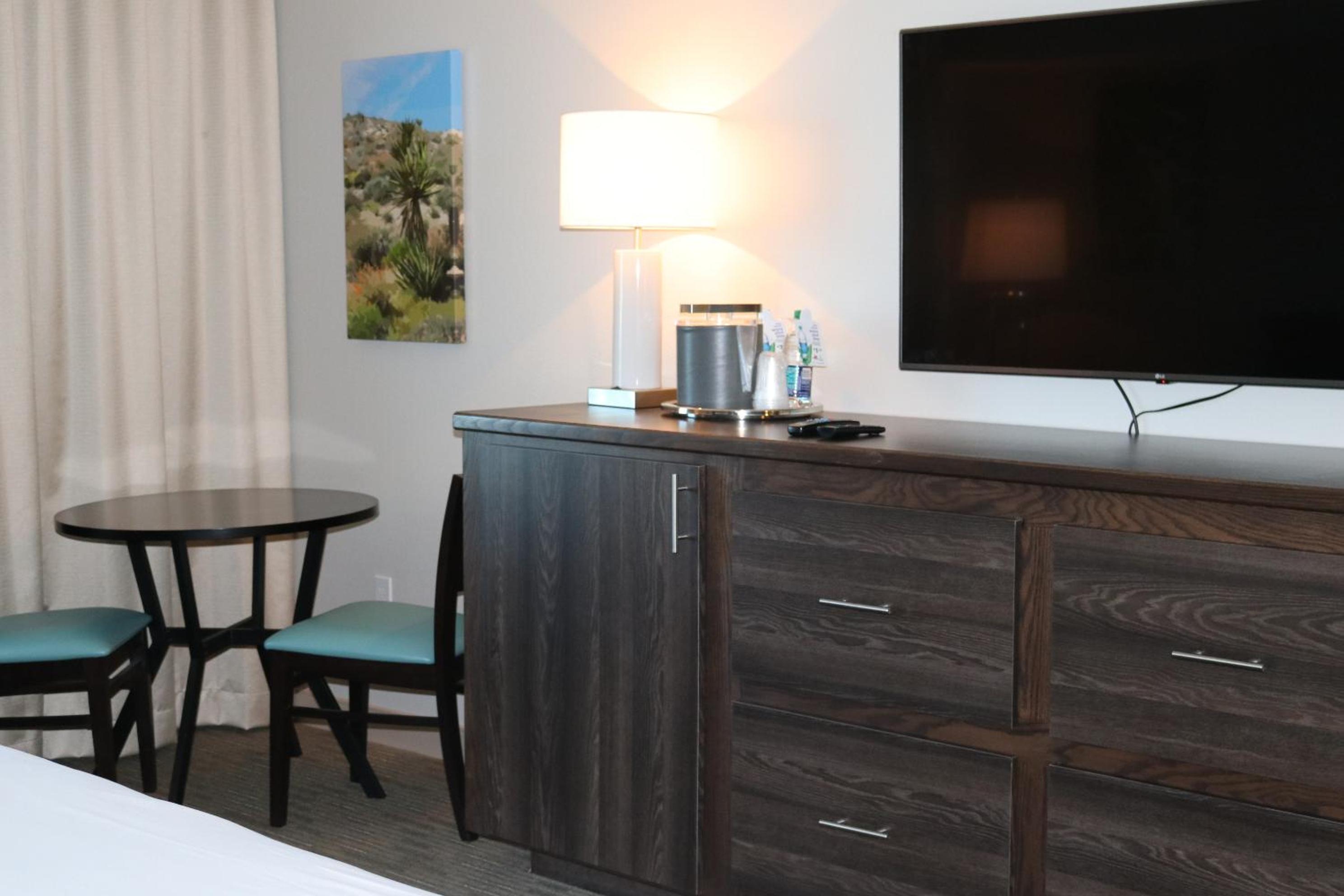 Luxury King Room Non-Smoking - Photo 2
