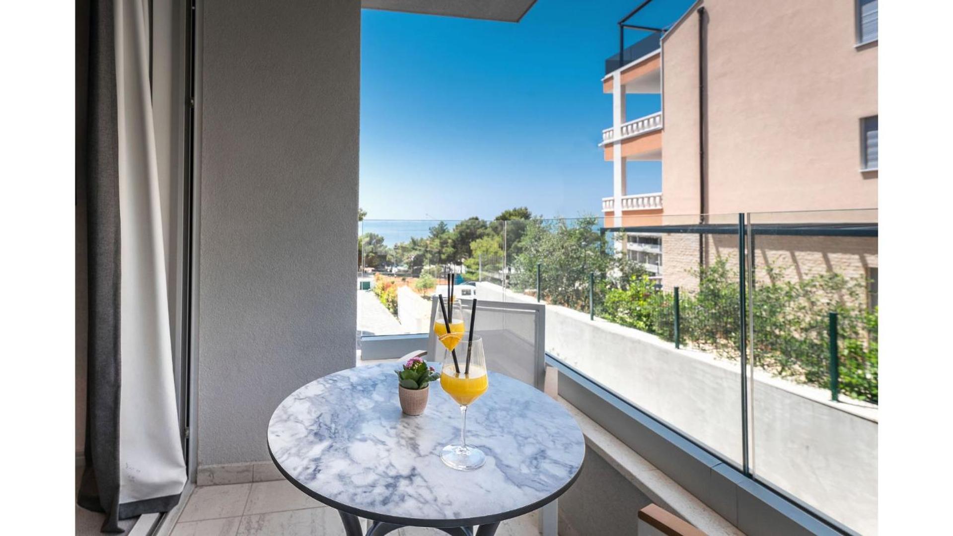 Deluxe Double Room with Balcony and Park View - Photo 30