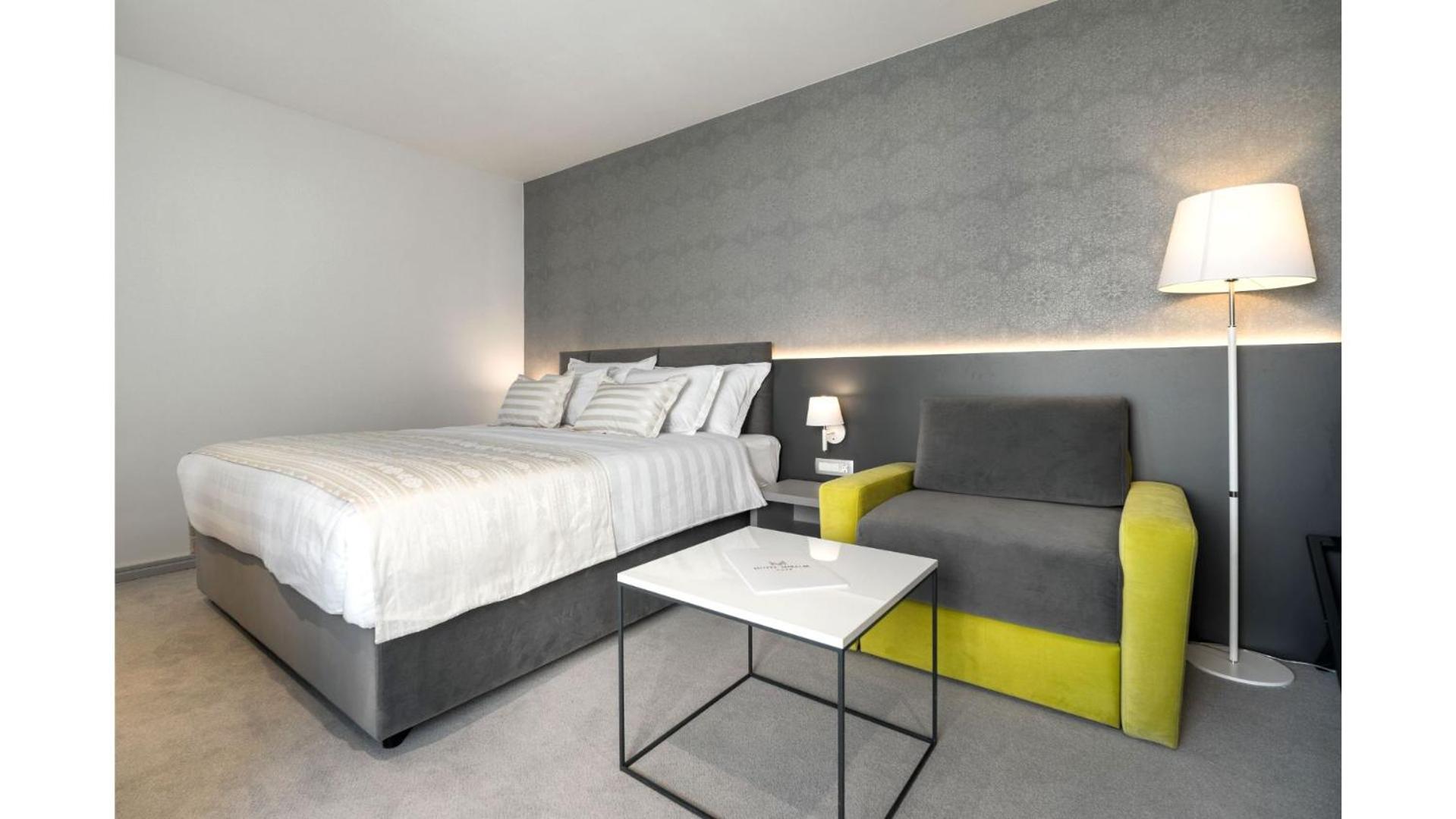 Deluxe Double Room with Balcony and Park View - Photo 1