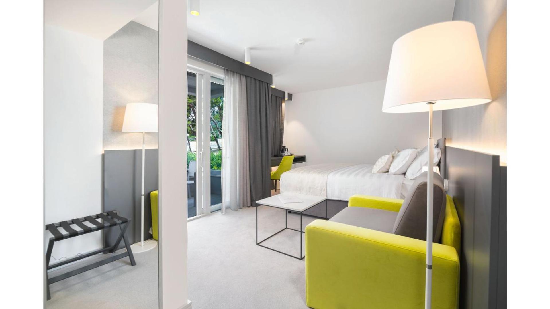 Deluxe Double Room with Balcony and Park View - Photo 27