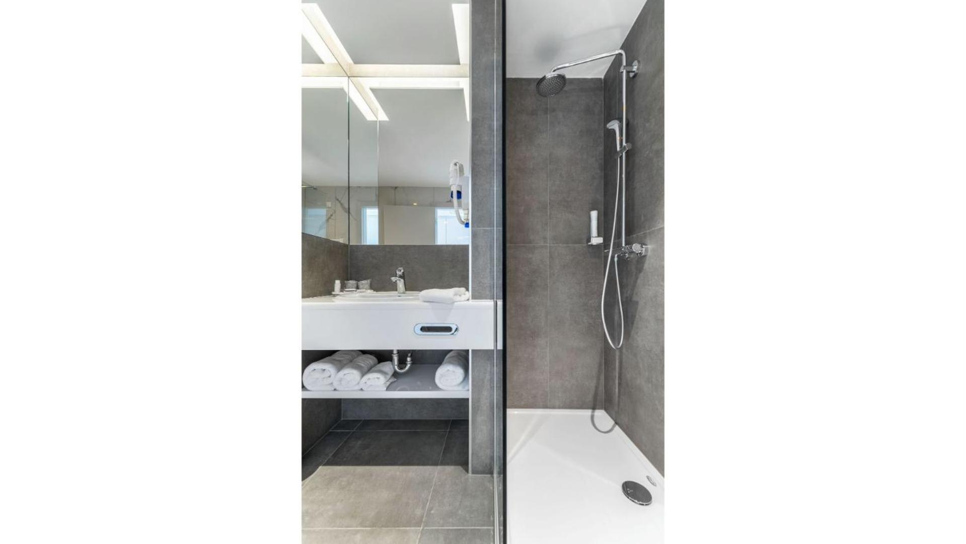Deluxe Double Room with Balcony and Park View - Photo 16