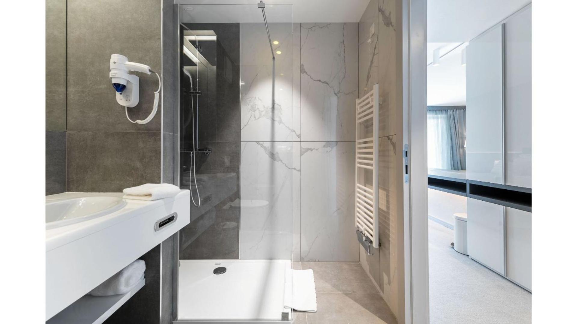 Deluxe Double Room with Balcony and Park View - Photo 17