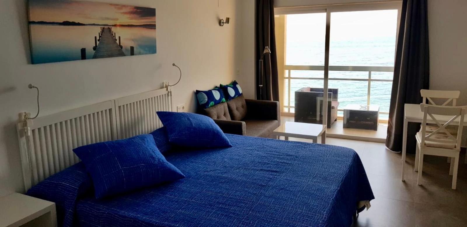 Estudio con vista al mar