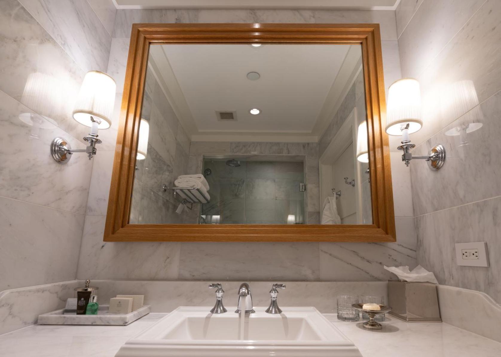 Deluxe King Suite - Photo 5