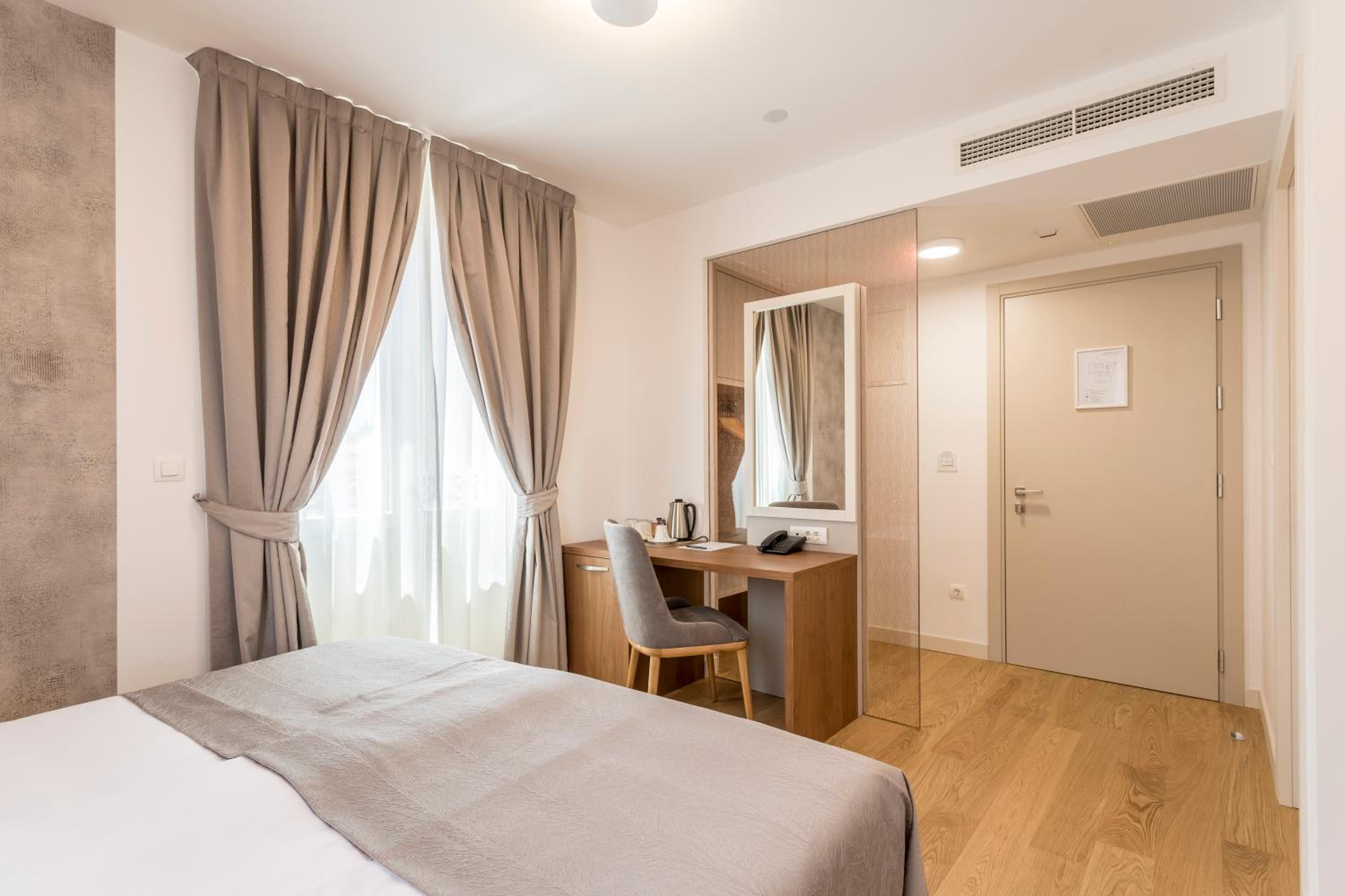 Deluxe Double or Twin Room with Balcony - Photo 4