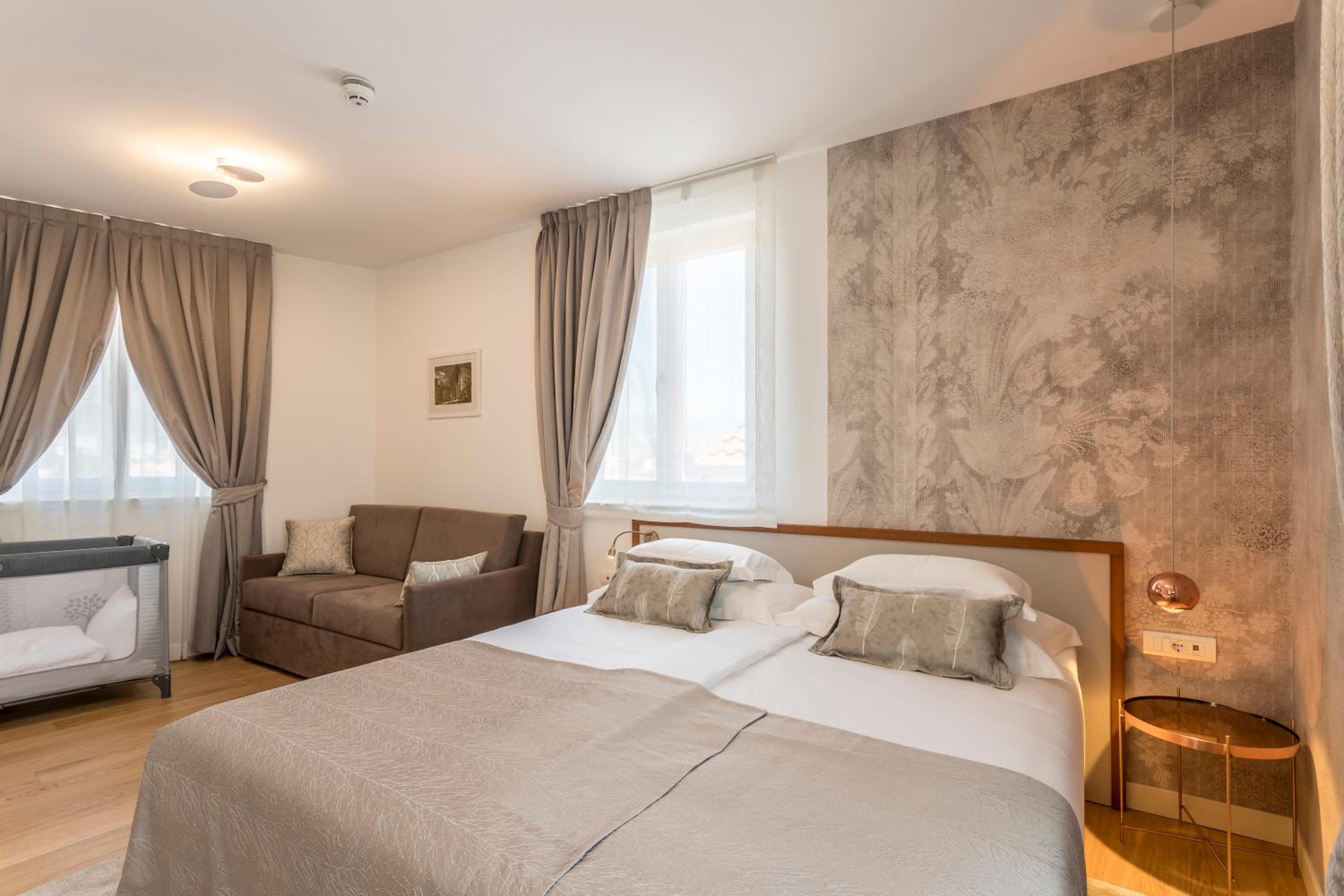 Deluxe Double or Twin Room with Balcony - Photo 5