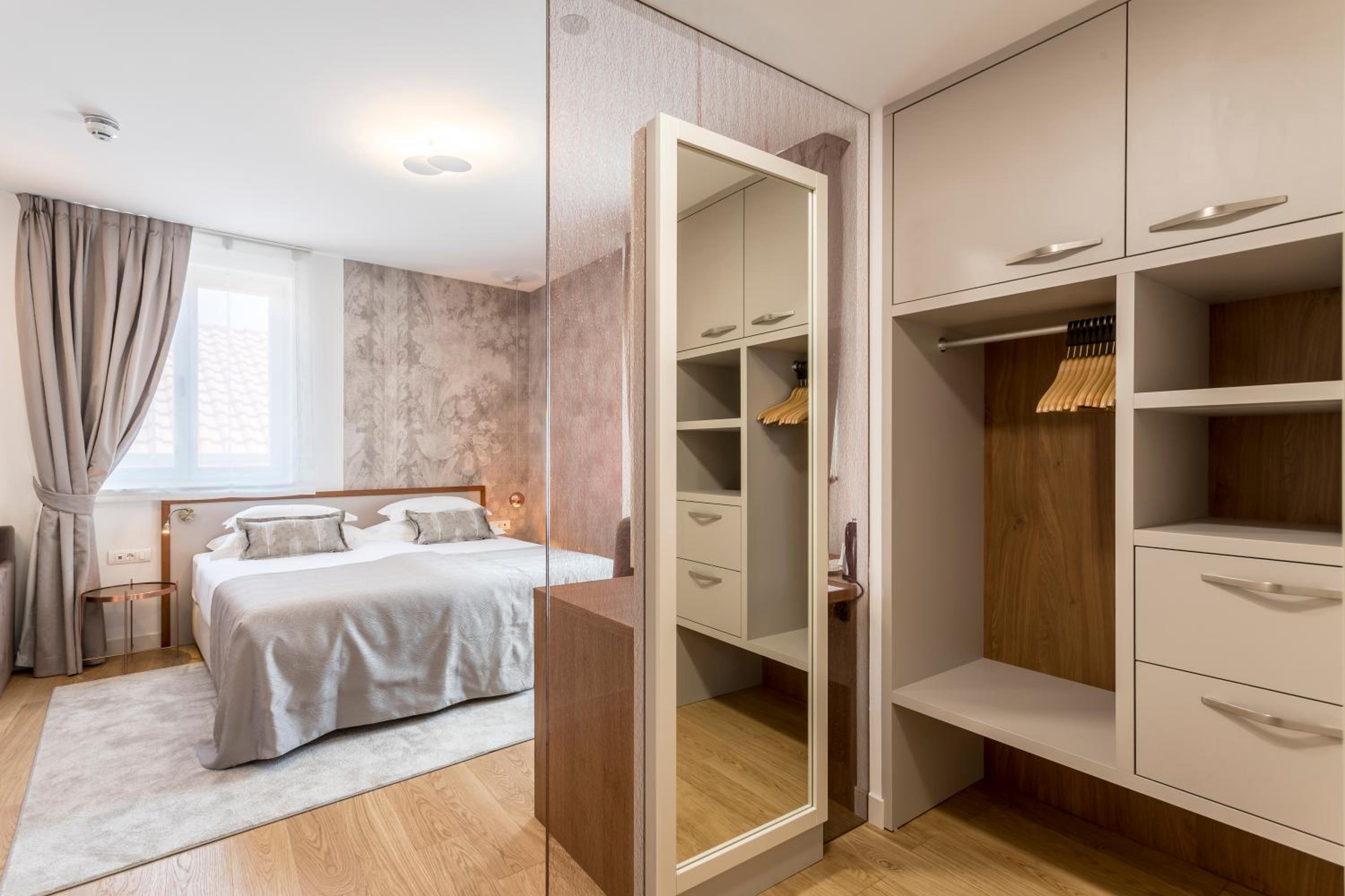 Deluxe Double or Twin Room with Balcony - Photo 7