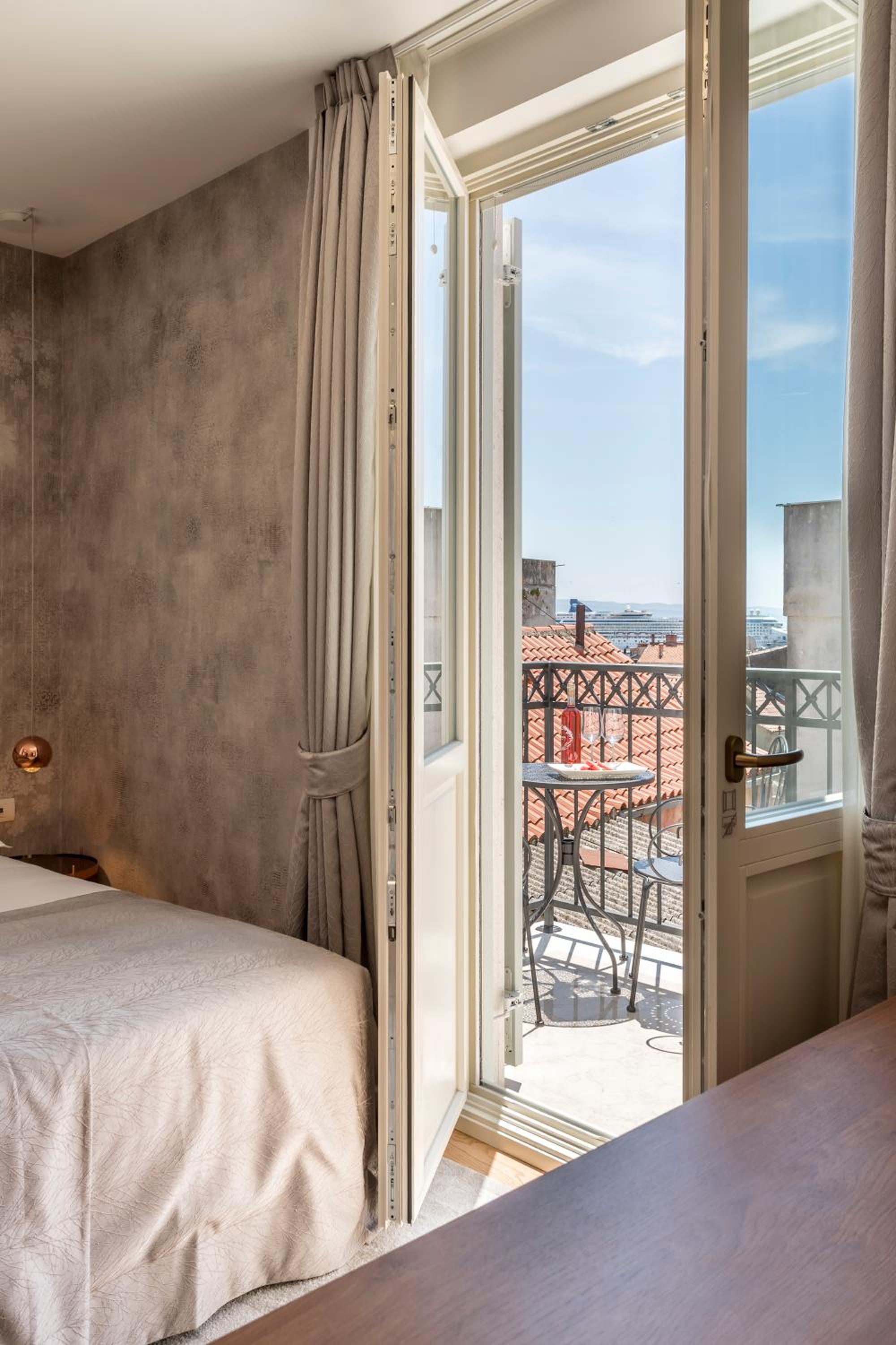 Deluxe Double or Twin Room with Balcony - Photo 8