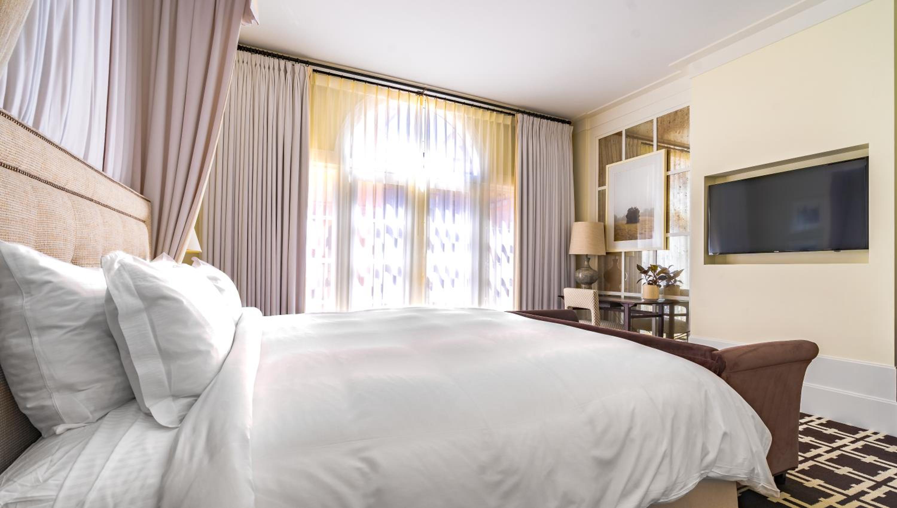 Deluxe King Room - Photo 7
