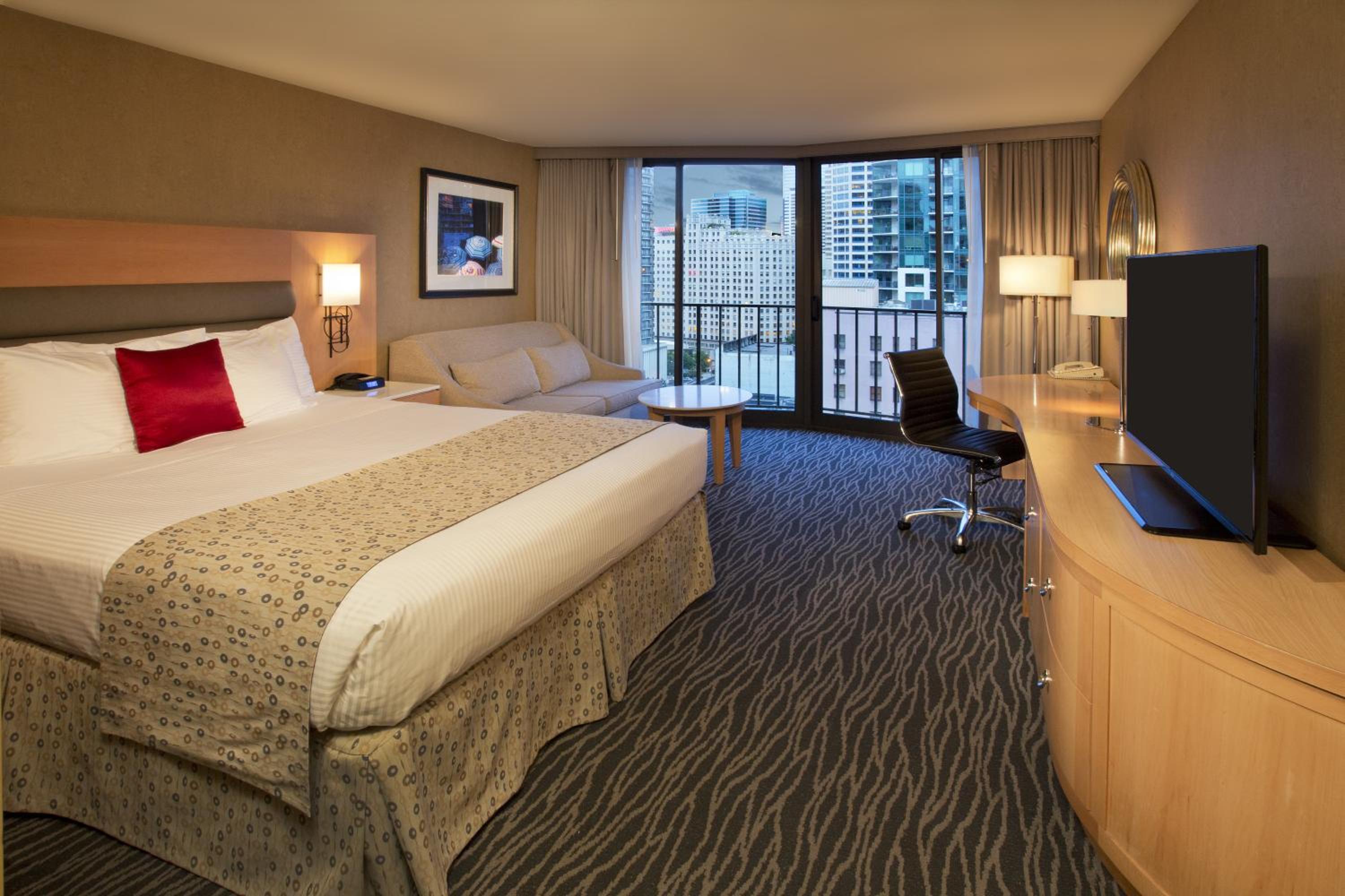 Executive King Room with City View - Photo 4