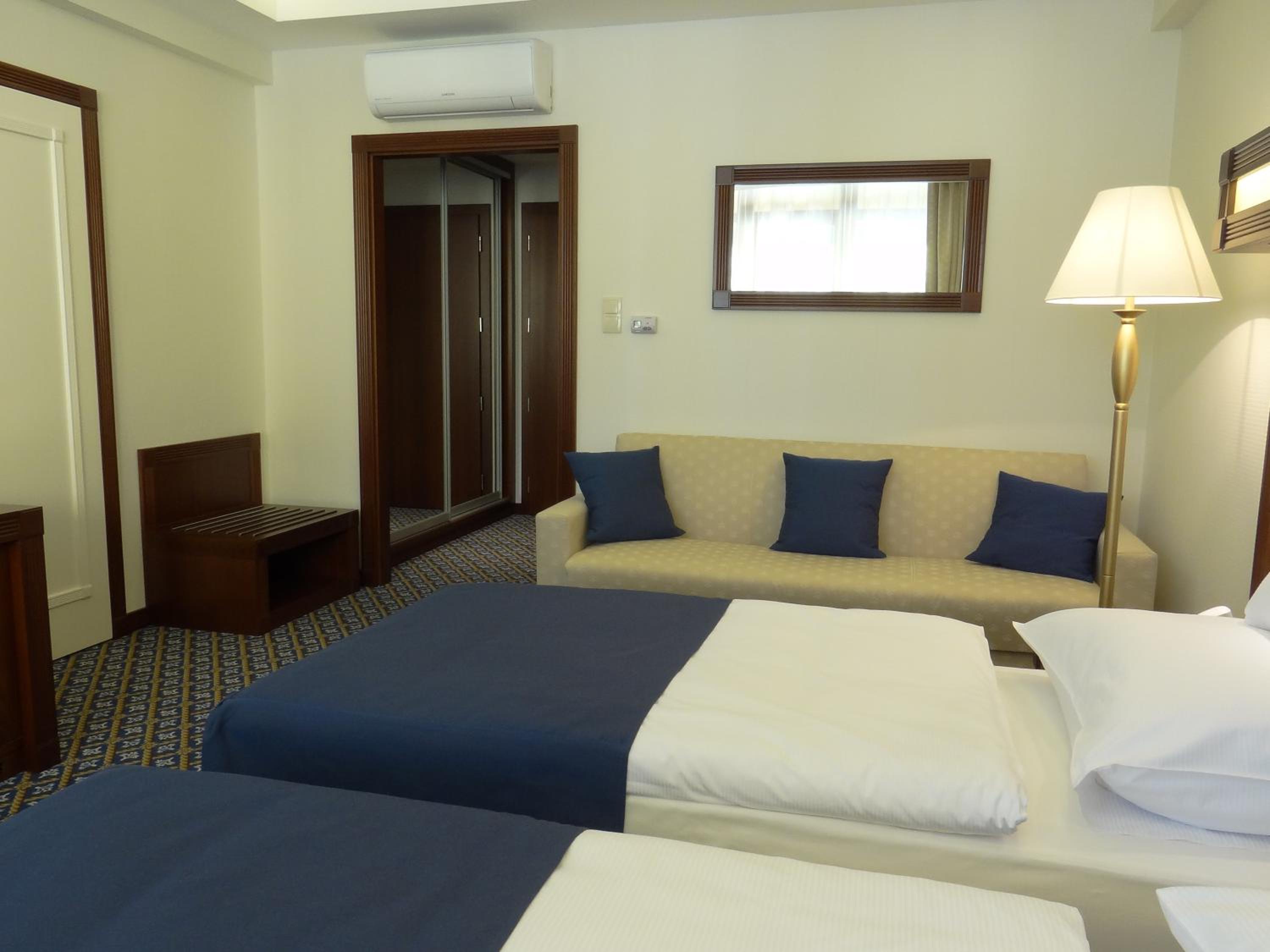 Deluxe Double Room with Balcony - Photo 12