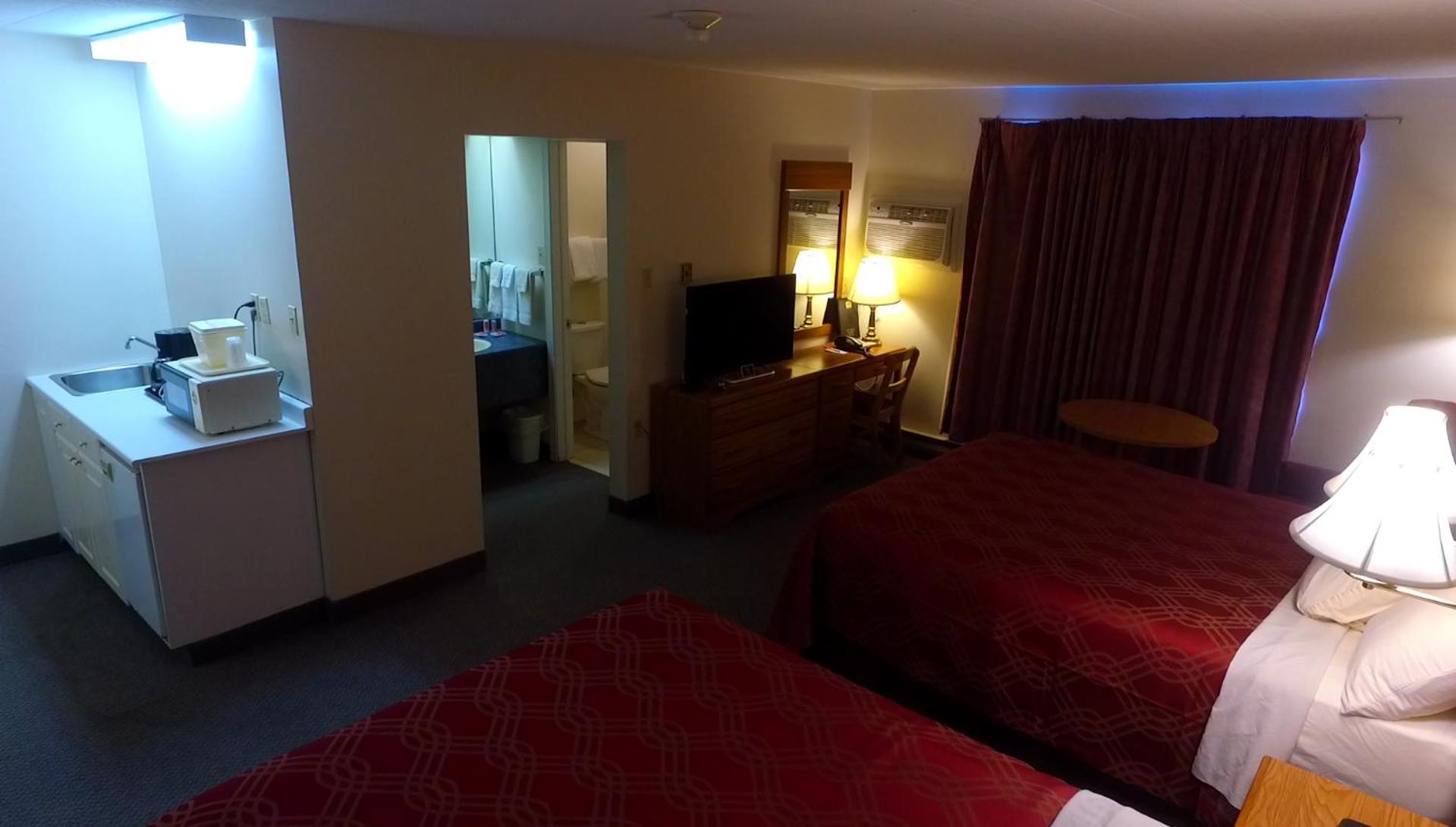 Efficiency Queen Room with Two Queen Beds - Non-Smoking - Photo 5